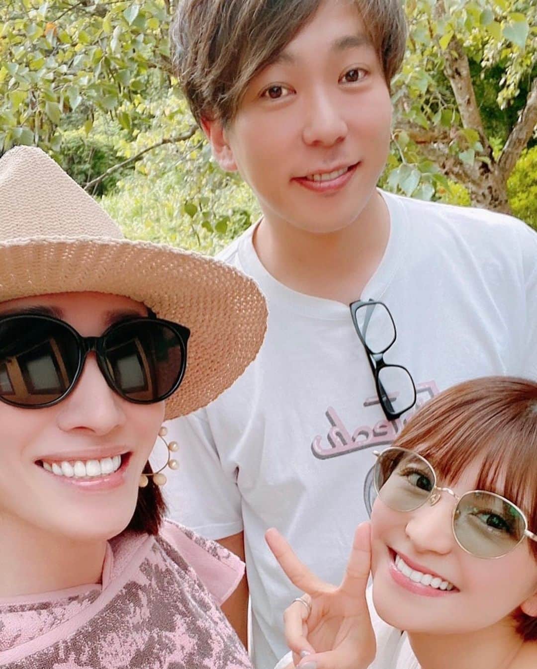 ゆしんのインスタグラム：「． 夏の想い出連続投稿申し訳案件😅  1枚目 矢口家の旅行に便乗する松尾さんとワタシ。🤫  2枚目 親って大変よねぇってビール飲みながら リビングでその風景を撮る松尾さんとワタシ。🍻  3枚目 やぐパパが焼く焼き鳥を早く食べたいと思わず撮るワタシ。🐔  4枚目 松尾さんに写真お願いしたら全部後ろ姿でボツなのに 一丁前な写真が一枚あった😡  5枚目 やぐっちゃんお手製大人用激辛カレー （美味すぎた）を撮るワタシ。🍛  6枚目 ただただ幸せな光景を見つめて撮るワタシ。🩷  7枚目 子供も大人も全力カラオケ大会🎙️ （載せれる動画一切ないので載せれる一枚を撮るワタシ。）  8枚目 子供達が永遠シャボン玉で遊んでたので 何がそんなに楽しいのかと写真を撮るワタシ。🫧  9枚目 あっ松尾さんまともな写真あったよ笑 （フォルダー100枚ぐらいの内、1枚）  10枚目 世にも奇妙な軽井沢バラバラ事件 （未解決）  あぁ数年ぶりの仲良しファミリー便乗旅行は やはり最高に楽しい夏の思い出になりました🌻✨ いつもありがとう🩷  #軽井沢」