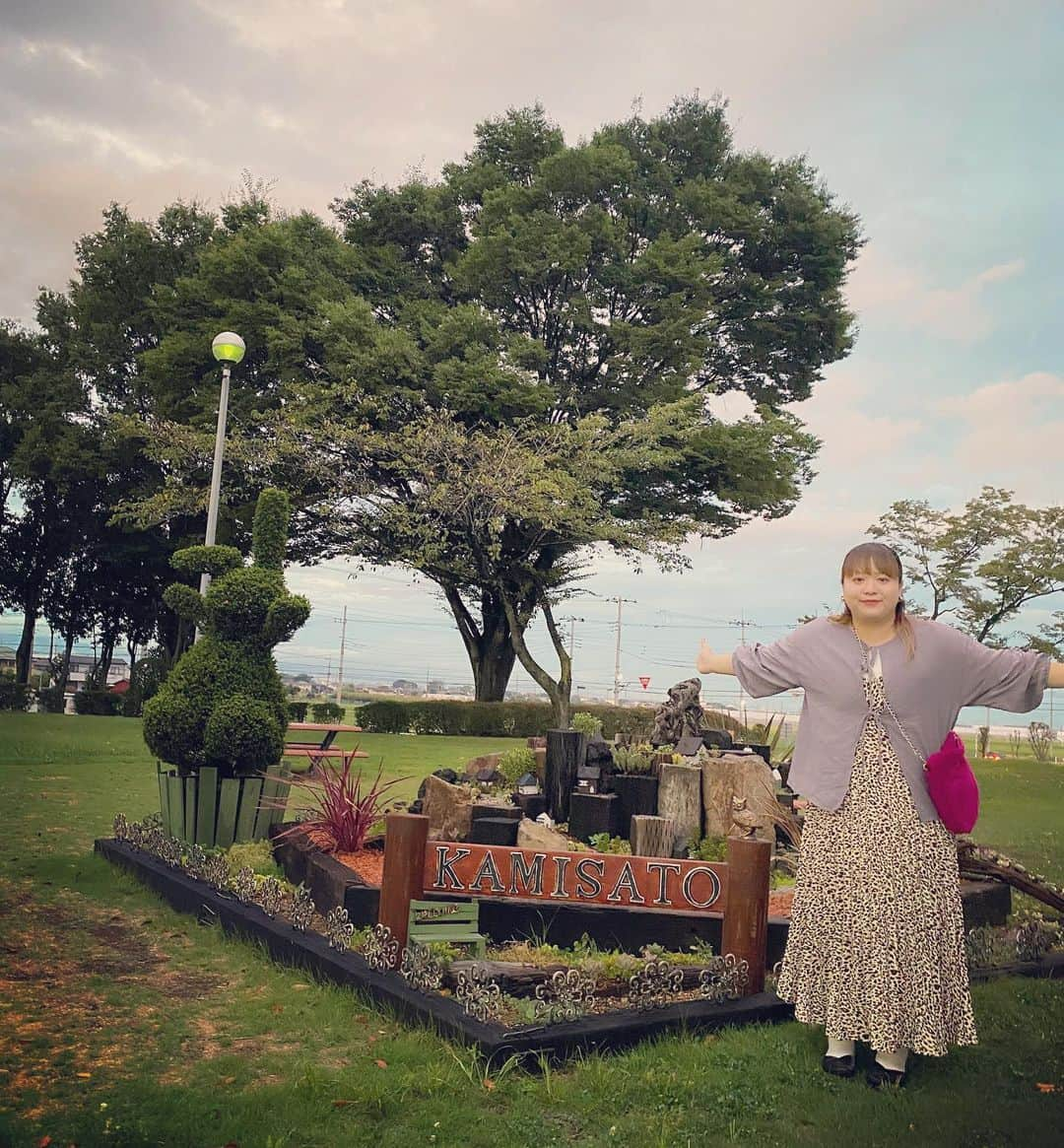 西田さおりのインスタグラム：「なんかメルヘンな場所で 写真撮ってんじゃんコーデ。 . . #群馬 #ぐんま就活バスツアー #でも撮ってる場所は #埼玉県上里 #mayblue  #ehkasopo  #gu」