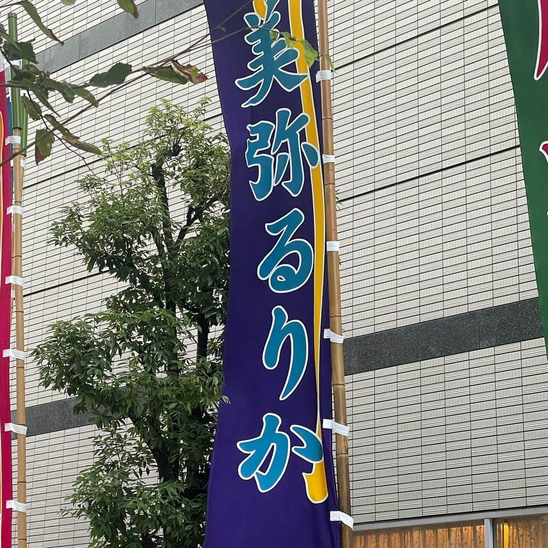 鳳翔大さんのインスタグラム写真 - (鳳翔大Instagram)「観劇日記📓  麗乃の乃木坂コンサート🎵 ようやくライブ行けたー♪ 中村麗乃のアイドル姿は可愛いすぎて尊かった…🩵 最近の電車での音楽は乃木坂ちゃんです🎵  そしてOGの皆様の舞台へ…  『the money』 すっしーさん、キタさん、かいちゃん、ゆうり… 何たる最高メンバー😭笑 笑い過ぎて泣いた😂  『愛ちゃんbirthday Live』 今年ももちろんブラザーのお祝いへ🥂 誕生日会は後日別にやったよ🎂  『ヴァグラント』 毎度観てるまいちゃん舞台💜 今回もよーく踊って歌って喋って素晴らしい👍 美しい！紫似合うね🟣  そんな訳で久々に沢山観劇しまして良い刺激を頂きましたが、あたくしは久々の舞台にビビり散らかしてますが…ががんばります！  『白豚貴族』の原作を読みながら、『京都POPUP』の準備をしながら、『みーちーだい』の稽古して頑張ります💪  どれもお楽しみに😍  まだまだ暑い日が続いてますが、皆さん健やかにお過ごし下さいまし☺️  #舞台観劇 #乃木坂46  #中村麗乃 #寿つかさ　さん #緒月遠麻  さん #七海ひろき  #伶美うらら #愛月ひかる #美弥るりか  #ogさん」9月6日 18時44分 - dai_hosho_official