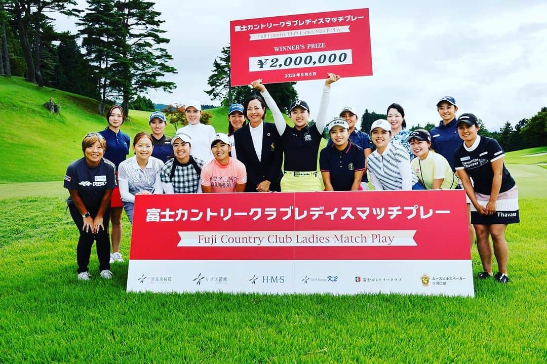 下村真由美さんのインスタグラム写真 - (下村真由美Instagram)「🤴👸⛳️✨  第4回富士カントリークラブレディースマッチプレー👸そして、第1回富士カントリークラブチャレンジカップ🤴を無事に開催する事が出来ました⛳️✨  昨年に続き2連覇した丹選手👸おめでとう御座います👏👏👏 初代チャレンジカップ優勝の梶原選手！7アンダーというビッグスコアには流石男子プロ🤩と、言うしかないです👏👏👏  参加していただいたプロの皆様方本当にありがとうございました🤗  #富士カントリークラブ  #レディースマッチプレー  #チャレンジカップ  #一宮温泉病院  #ムースヒルズバーガー  #ゴルフレンジk2   丹萌乃プロ  長田若菜プロ  篠原まりあプロ  但馬友プロ  佐々木慶子プロ  山本薫里プロ  中園美香プロ  佐藤絵美プロ  斉藤愛璃プロ  高橋恵プロ  吉野茜プロ  澁澤莉絵留プロ  金宮みかどプロ  山村彩恵プロ  廣田真優プロ  植田希美子プロ   梶原英明プロ 大野倖プロ 高野碧輝プロ  正岡竜二プロ  額賀辰徳プロ  前粟倉俊太プロ 山田 大晟プロ 幡地隆寛プロ  小林正則プロ  小池一平プロ 遠藤真プロ 亀代順哉プロ 久保圭プロ 松田一将プロ 池村晃稀プロ 中里光之介プロ」9月6日 18時45分 - mayum2323