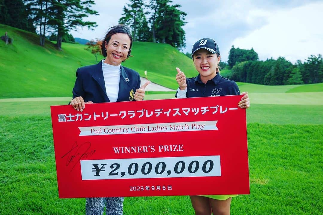 下村真由美さんのインスタグラム写真 - (下村真由美Instagram)「🤴👸⛳️✨  第4回富士カントリークラブレディースマッチプレー👸そして、第1回富士カントリークラブチャレンジカップ🤴を無事に開催する事が出来ました⛳️✨  昨年に続き2連覇した丹選手👸おめでとう御座います👏👏👏 初代チャレンジカップ優勝の梶原選手！7アンダーというビッグスコアには流石男子プロ🤩と、言うしかないです👏👏👏  参加していただいたプロの皆様方本当にありがとうございました🤗  #富士カントリークラブ  #レディースマッチプレー  #チャレンジカップ  #一宮温泉病院  #ムースヒルズバーガー  #ゴルフレンジk2   丹萌乃プロ  長田若菜プロ  篠原まりあプロ  但馬友プロ  佐々木慶子プロ  山本薫里プロ  中園美香プロ  佐藤絵美プロ  斉藤愛璃プロ  高橋恵プロ  吉野茜プロ  澁澤莉絵留プロ  金宮みかどプロ  山村彩恵プロ  廣田真優プロ  植田希美子プロ   梶原英明プロ 大野倖プロ 高野碧輝プロ  正岡竜二プロ  額賀辰徳プロ  前粟倉俊太プロ 山田 大晟プロ 幡地隆寛プロ  小林正則プロ  小池一平プロ 遠藤真プロ 亀代順哉プロ 久保圭プロ 松田一将プロ 池村晃稀プロ 中里光之介プロ」9月6日 18時45分 - mayum2323