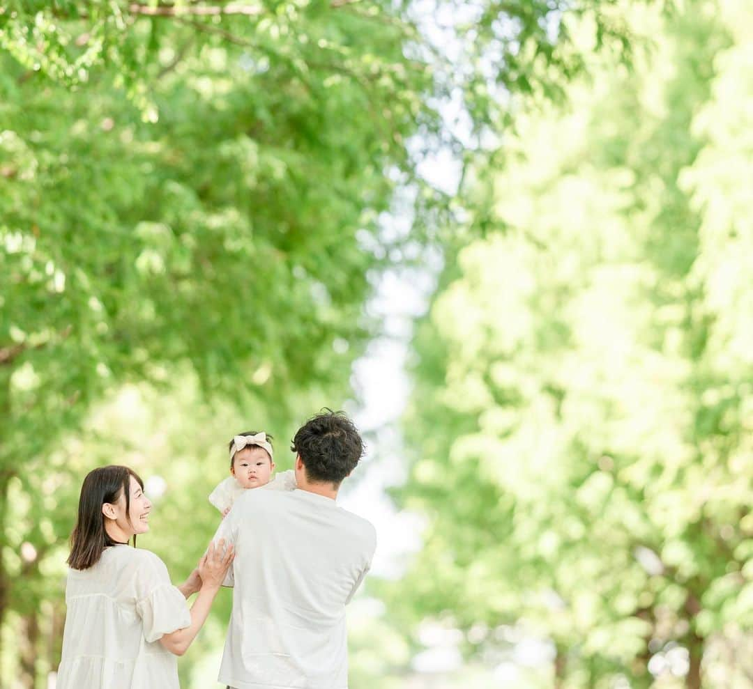 ホームランなみちさんのインスタグラム写真 - (ホームランなみちInstagram)「👶🏻🍼🌿  ちびちが今日で6ヶ月👶🏻🤍 ハーフバースデーになりました🎂✨ ニコニコ笑顔が可愛くて、おしゃべりも上手で、変顔で笑わせてくれて、寝返りもずり這いも上手になって、おすわりも出来るようになってきて、犬達と仲良し！ 生まれた時からずっと親孝行すぎる娘です🤍 すくすく元気に育ってくれてありがとう🥹✨✨✨  そして先日、憧れの先輩YUKiCHiさん（@yukichi_de_photo）にハーフバースデーの撮影をお願いしました👶🏻🌿 かわいい写真をたくさん撮って頂いたよー🫶🏻✨✨✨✨ もう全部待ち受けにしたいくらいかわいいので、インスタにもたくさん UPしようと思う🥹🤍　　 親バカだけど…お付き合いくださいませ🙏🤍  #ハーフバースデー #ハーフバースデーフォト」9月6日 18時45分 - nami_onpu_uta