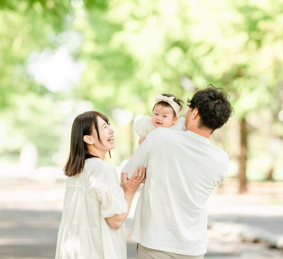 ホームランなみちさんのインスタグラム写真 - (ホームランなみちInstagram)「👶🏻🍼🌿  ちびちが今日で6ヶ月👶🏻🤍 ハーフバースデーになりました🎂✨ ニコニコ笑顔が可愛くて、おしゃべりも上手で、変顔で笑わせてくれて、寝返りもずり這いも上手になって、おすわりも出来るようになってきて、犬達と仲良し！ 生まれた時からずっと親孝行すぎる娘です🤍 すくすく元気に育ってくれてありがとう🥹✨✨✨  そして先日、憧れの先輩YUKiCHiさん（@yukichi_de_photo）にハーフバースデーの撮影をお願いしました👶🏻🌿 かわいい写真をたくさん撮って頂いたよー🫶🏻✨✨✨✨ もう全部待ち受けにしたいくらいかわいいので、インスタにもたくさん UPしようと思う🥹🤍　　 親バカだけど…お付き合いくださいませ🙏🤍  #ハーフバースデー #ハーフバースデーフォト」9月6日 18時45分 - nami_onpu_uta