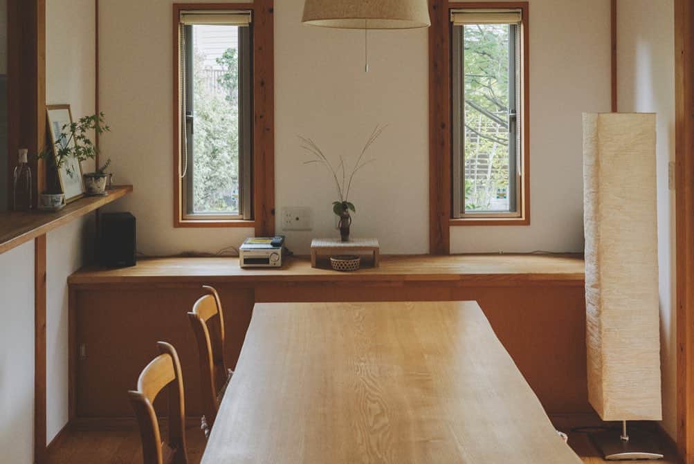 クボタ住建さんのインスタグラム写真 - (クボタ住建Instagram)「「木の家だからできること」  #クボタ住建  壁付の造作リビングボード。  リビングはちょこっとしたものが多くなりやすい場所。 造作収納なら間取りや暮らしに合わせて収納計画できて家とぴったりと合わさりスペースを有効活用できます！  無垢の木の家にデザインと質感の揃った統一感が生み出す美しさも魅力です✨  ＜クボタ住建施工＞  @kubota_jyuken  #造作家具 #リビング収納 #リビングボード #造作提案 #大工職人  #無垢の木の家 #すっきり暮らす #片付けのコツ  クボタ住建は優しく温かい自然素材の木の家をつくります HP & more photos→@kubota_jyuken 施工事例多数掲載しております。 ホームページへもぜひ↓ https://kubotajyuken.com/  ⭐︎スタッフブログ⭐︎ https://kubotajyuken.com/blog/  #クボタ住建 #神奈川の注文住宅 #大和市#湘南の家#suumo注文住宅 #自由設計 #木の家 #無垢の家 #自然素材の家 #和モダンな家 #暮らしをつくる #暮らしを楽しむ #丁寧な暮らし#構造現し  クボタ住建 棟梁の自宅、随時見学受付ます。 資料請求やお問い合わせも是非。 メッセージDMでもどうぞ」9月6日 18時46分 - kubota_jyuken