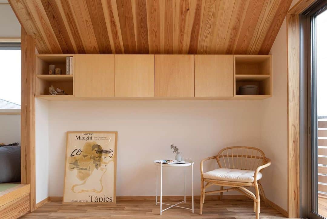 クボタ住建さんのインスタグラム写真 - (クボタ住建Instagram)「「木の家だからできること」  #クボタ住建  壁付の造作リビングボード。  リビングはちょこっとしたものが多くなりやすい場所。 造作収納なら間取りや暮らしに合わせて収納計画できて家とぴったりと合わさりスペースを有効活用できます！  無垢の木の家にデザインと質感の揃った統一感が生み出す美しさも魅力です✨  ＜クボタ住建施工＞  @kubota_jyuken  #造作家具 #リビング収納 #リビングボード #造作提案 #大工職人  #無垢の木の家 #すっきり暮らす #片付けのコツ  クボタ住建は優しく温かい自然素材の木の家をつくります HP & more photos→@kubota_jyuken 施工事例多数掲載しております。 ホームページへもぜひ↓ https://kubotajyuken.com/  ⭐︎スタッフブログ⭐︎ https://kubotajyuken.com/blog/  #クボタ住建 #神奈川の注文住宅 #大和市#湘南の家#suumo注文住宅 #自由設計 #木の家 #無垢の家 #自然素材の家 #和モダンな家 #暮らしをつくる #暮らしを楽しむ #丁寧な暮らし#構造現し  クボタ住建 棟梁の自宅、随時見学受付ます。 資料請求やお問い合わせも是非。 メッセージDMでもどうぞ」9月6日 18時46分 - kubota_jyuken