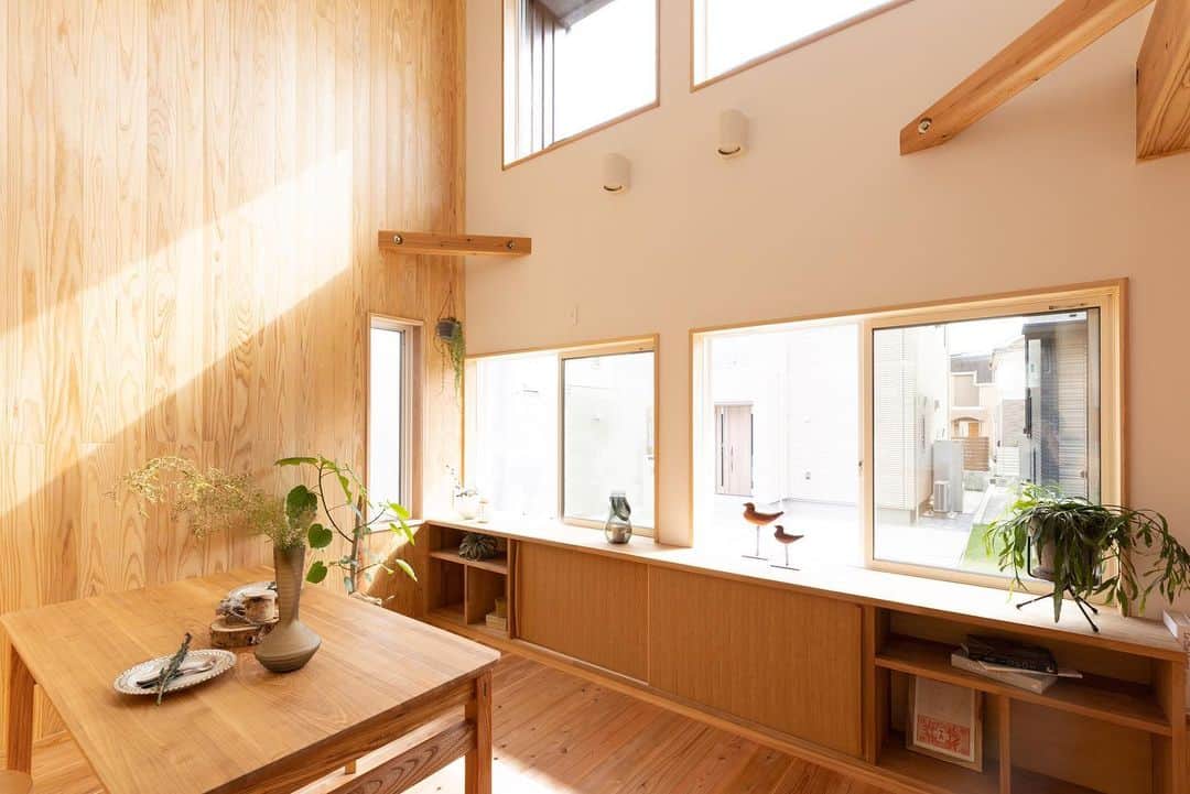 クボタ住建のインスタグラム：「「木の家だからできること」  #クボタ住建  壁付の造作リビングボード。  リビングはちょこっとしたものが多くなりやすい場所。 造作収納なら間取りや暮らしに合わせて収納計画できて家とぴったりと合わさりスペースを有効活用できます！  無垢の木の家にデザインと質感の揃った統一感が生み出す美しさも魅力です✨  ＜クボタ住建施工＞  @kubota_jyuken  #造作家具 #リビング収納 #リビングボード #造作提案 #大工職人  #無垢の木の家 #すっきり暮らす #片付けのコツ  クボタ住建は優しく温かい自然素材の木の家をつくります HP & more photos→@kubota_jyuken 施工事例多数掲載しております。 ホームページへもぜひ↓ https://kubotajyuken.com/  ⭐︎スタッフブログ⭐︎ https://kubotajyuken.com/blog/  #クボタ住建 #神奈川の注文住宅 #大和市#湘南の家#suumo注文住宅 #自由設計 #木の家 #無垢の家 #自然素材の家 #和モダンな家 #暮らしをつくる #暮らしを楽しむ #丁寧な暮らし#構造現し  クボタ住建 棟梁の自宅、随時見学受付ます。 資料請求やお問い合わせも是非。 メッセージDMでもどうぞ」