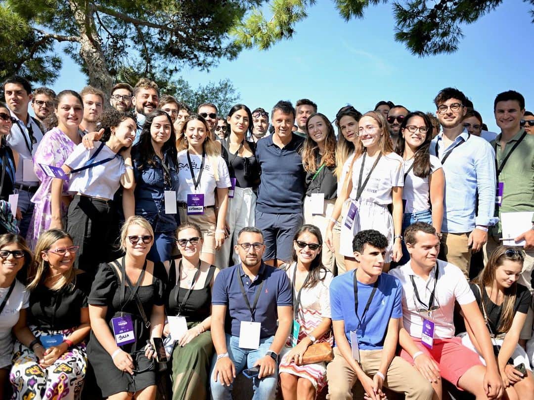 マッテオ・レンツィのインスタグラム：「Stamattina corsetta di allenamento. Poi dibattito su scuola e università, quindi panel su climate change e dissesto idrogeologico.  Che bella la scuola di formazione “Meritare l’Europa”」