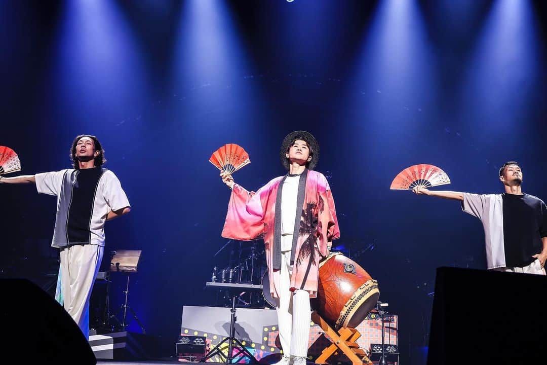 ナオト・インティライミさんのインスタグラム写真 - (ナオト・インティライミInstagram)「⠀ ¡Completé una gira de 20 shows en vivo durante dos meses! Me gustaría algún día hacer algo así en los países latinos. ¡ Ese es mi gran sueño! !  ーーーーー  全国ツアー、ファン感、イベント含め、 実に、20本に及ぶライブツアーを走り切ったど〜！ 最高だった。みんなありがとう！！ いつかラテンの国々でもこんな風にツアーでまわりたい。 いつかきっと♪」9月6日 18時48分 - naotointiraymi_710