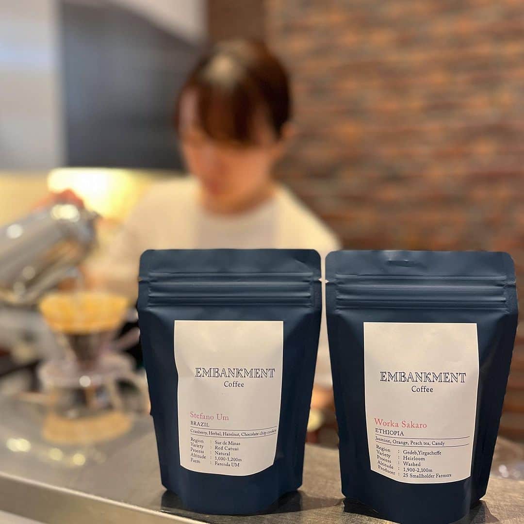 ELMERS GREENのインスタグラム：「現在北浜店でご用意している シングルオリジンのコーヒーのご紹介です☕︎ ⁡ ・【Worka Sakaro / ETHIOPIA】 カップに鼻を近づけるとジャスミンのような 白い花のアロマ。 爽やかで甘いオレンジのフレーバーに、 ピーチティーのような上品で印象的な風味。 飴玉をコロコロと転がしたような甘さが続く "これぞエチオピア"とも言える、素晴らしいコーヒーです。 ⁡ ・【Stefano Um / BRAZIL】 クランベリーのようなフレーバーに、少しお茶やハーブのようなニュアンスも感じます。 ブラジルらしいヘーゼルナッツやチョコチップが入った クッキーのような楽しいフレーバーも感じられる 素晴らしいコーヒーです。 ⁡ コーヒー豆は姉妹店の @embankmentcoffee から 定期的に種類を変更してご用意しております。 ⁡ ⁡ ⁡ 9月に入って暑さも落ち着き、夕方になるとホットコーヒーで一息つきたくなるような気温になりましたね。 その日の気分にあったコーヒーを スタッフがおすすめさせて頂きます。 是非お立ち寄りください☕️」