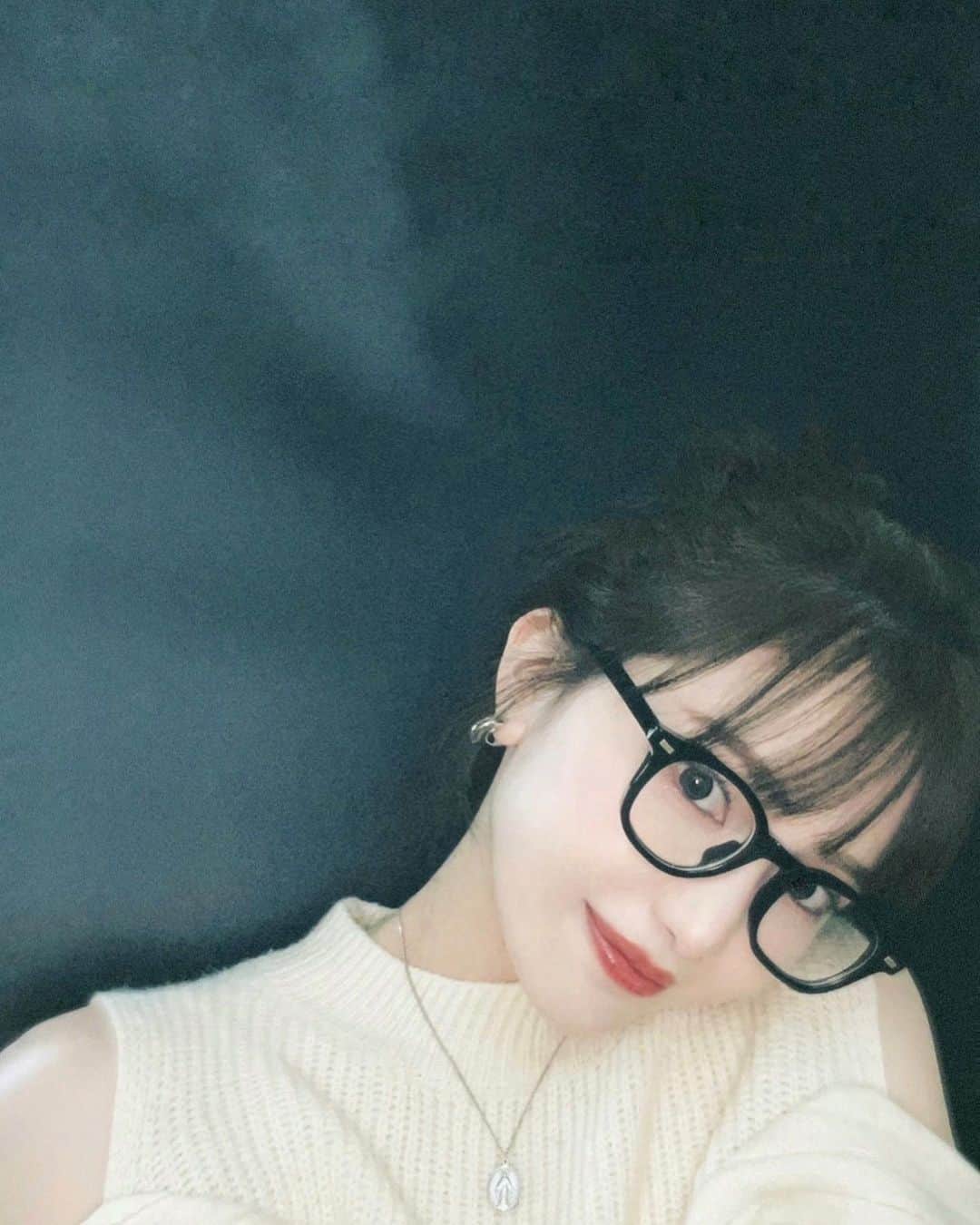 相楽優佳のインスタグラム：「もう9月。秋ダネ🍂 ⁡肌寒くなってくると色んな系統したくなる🤓  明日は有給なので1日路上教習🛣️ はやく免許ほしい~ドライブしたい~！笑 ⁡ . #秋コーデ #メガネ女子 #秋服」