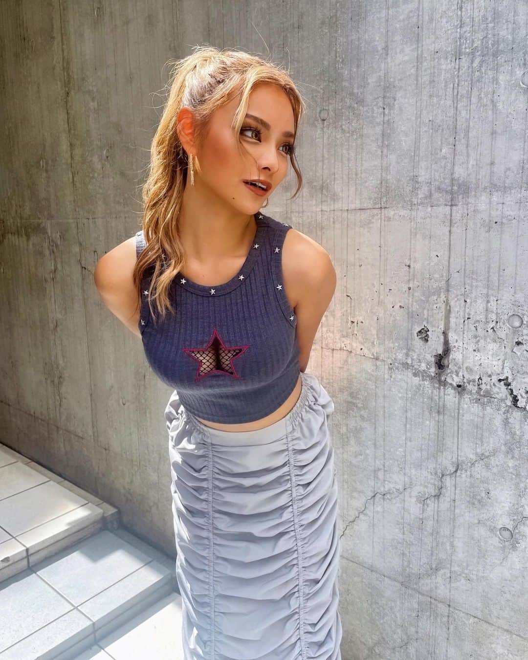 小田愛実（まぁみ）のインスタグラム：「横顔シリーズ🐝🐝🧡🤍  久々にアップヘアしたどう？？ @spiralgirl_official  のスカートかわいい💘 合わせやすくてお気に入り🥺🥺」