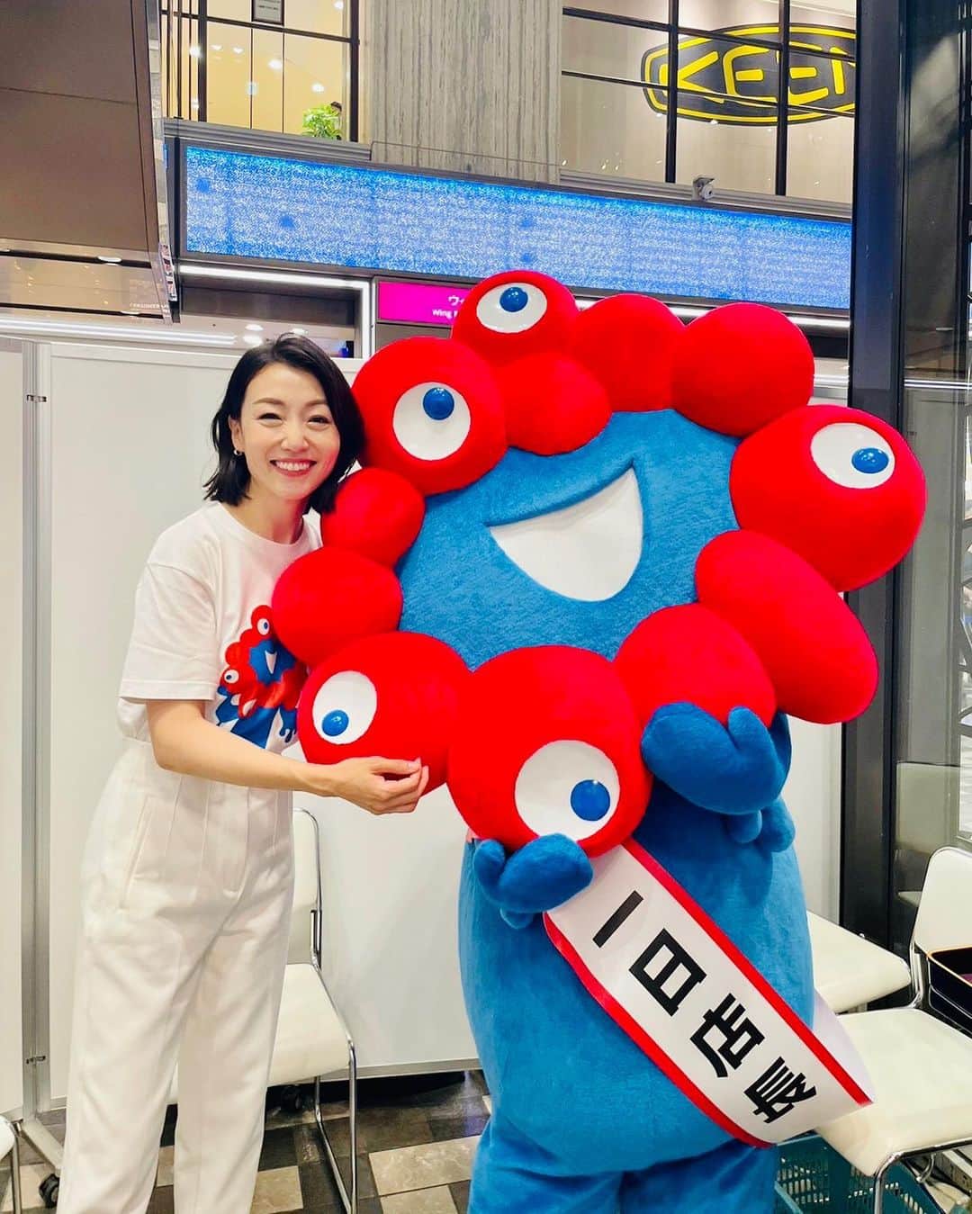 八木早希のインスタグラム：「今日会ってすっかりファンになりました 公式キャラクター・ミャクミャク❣️  細胞と水がひとつになったことで生まれた。 赤い部分は「細胞」 なりたい自分を探して、いろんな形に姿を変えているようで、人間をまねた姿が、今の姿。但し、姿を変えすぎて、元の形を忘れてしまうことがある。  好きなこと あらゆる生き物や物事と触れ合うこと。  (オフィシャルHPより一部抜粋)  #大阪関西万博#万博#オフィシャルストア#あべのハルカス#expo2025#ミャクミャク#脈々#八木早希」