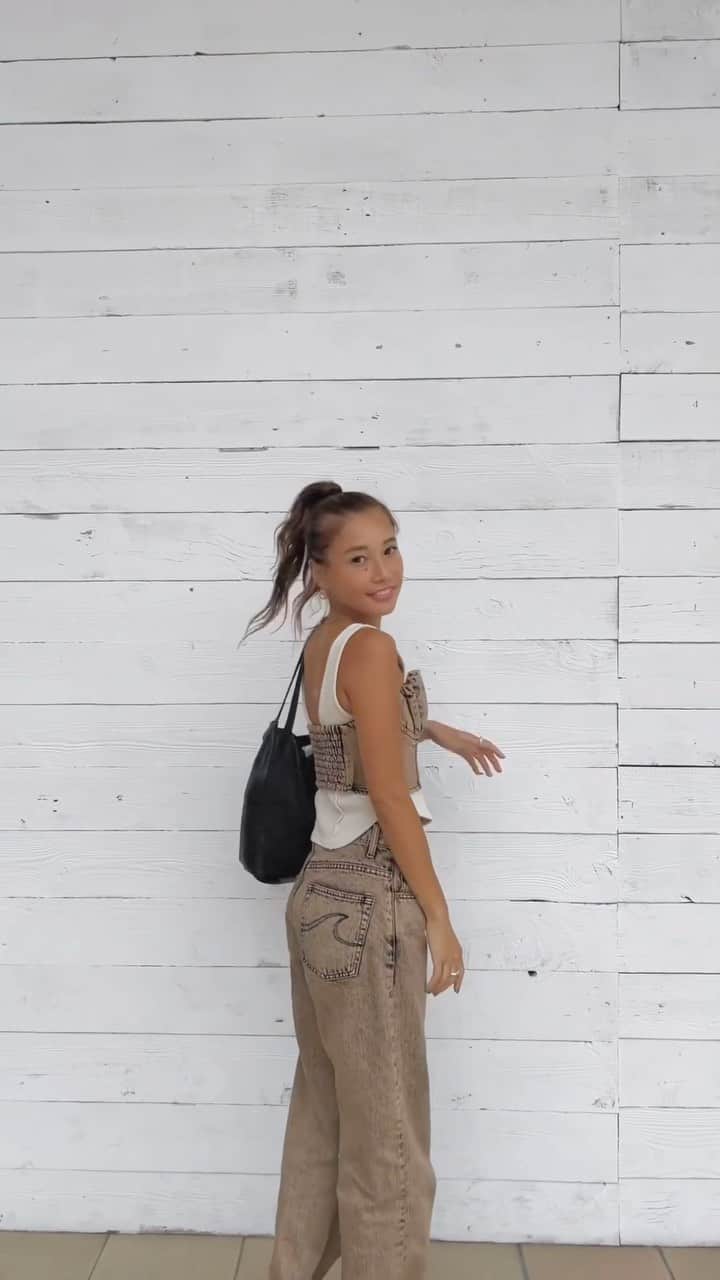 馬詰まほのインスタグラム：「Summer outfits🩵 夏が終わる前に夏感じとこ👱🏽‍♀️🧀✨ Tops・Pants / @searoomlynn_official  Bag / @ayakawasaki  Shoes / @clarksshoes #summer23 #ootd #♥」