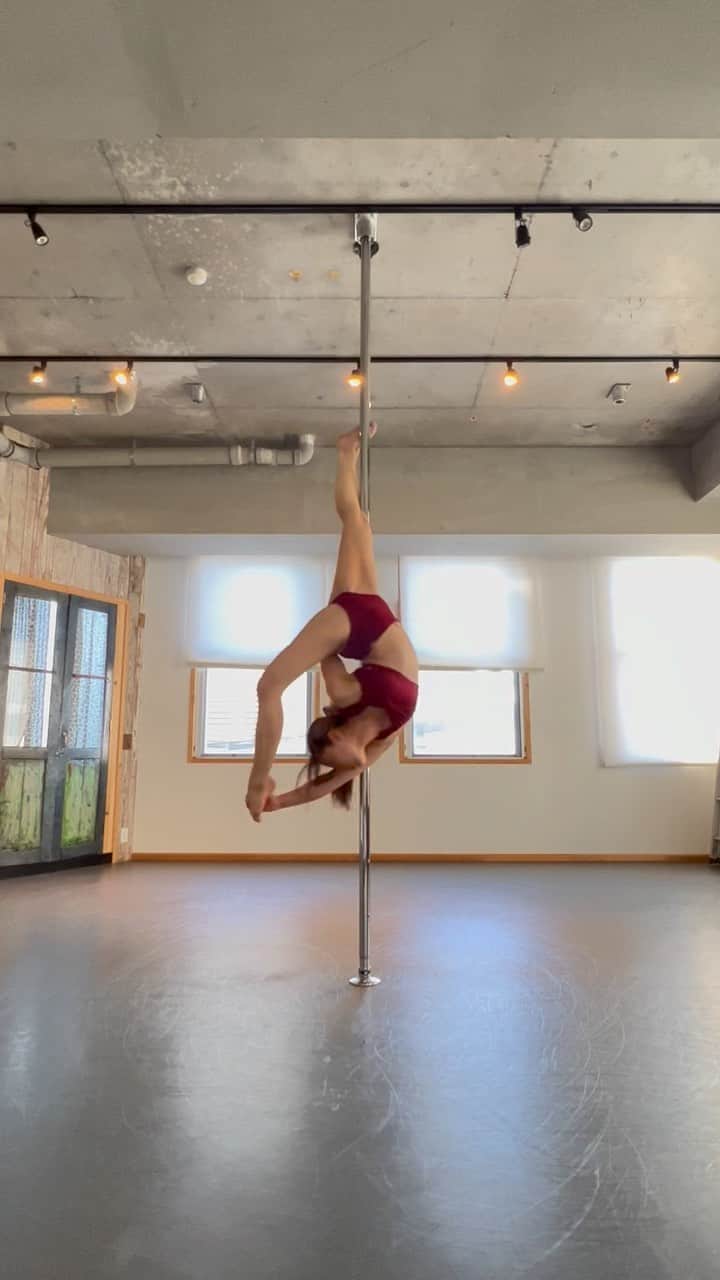 のインスタグラム：「Spinning pole routine🐉  #pdsweetdream  #pdunicorn  #pddragonsneedle  Wearing @menuet_official   #pdtricks  #poledance #ポールダンス　 #spinningpolecombo #spinningpole」