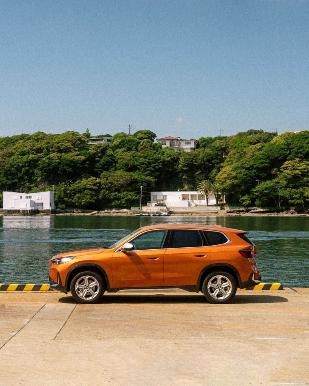 BMW Japanのインスタグラム：「BMW X1で巡る、週末ドライブ湘南篇 船の景色が望めるシーボニア  波の音色、潮風。 ふとした瞬間によみがえる夏の匂い。  ※特別な許可を得て撮影しています  ーーーーー 9月9日（土）・10日（日）の2日間「FIND YOUR BMW FAIR」を開催いたします。 理想の一台との出会いを、ぜひショールームで。  #BMW #駆けぬける歓び #BMWJapan #THEX1 #BMWX1 #BMWgram #bimmer #BMWlove #BMWlife #carphotography #carlifestyle #湘南 #三島半島 #シーボニア #シーボニアマリーナ #マリーナ #ヨット」