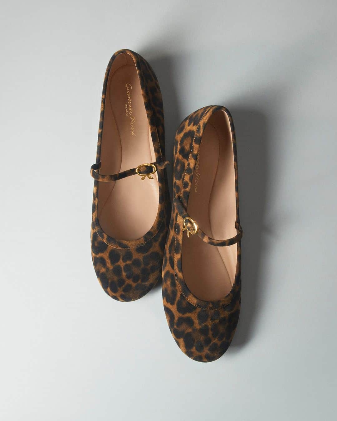 ジャンヴィートロッシのインスタグラム：「The ballet shoe with a practical twist: Carla is the versatile staple crafted from soft leopard-printed suede. #GianvitoRossi  #InHerCarlas」