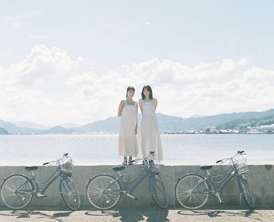 Masaのインスタグラム：「.  ▶︎▶︎▶︎ Swipe  1：Pentax6x7  Super Takumar 105mm F2.4 #gold200  2：Nikon F3  Nikkor 50mm F1.4 #colorplus200  対岸まで片道2、30分を自転車止めて撮りながらのサイクリング🚲  距離的にはこれ以上はしんどいから、ちょうどいいぐらい。 重たいカメラを3台を首と肩から掛けて運転しながらスマホで撮るとか、翌日身体中痛くなるんですけどね。  撮影日 : 2023年8月22日  #まさペン#エビプリ #pentax6x7 #pentax67 #バケペン #中判フィルム #film #filmcamera #filmphotography #フィルム #フィルムカメラ#フィルム写真 #igersjp #portrait #ポートレート #filmisnotdead #京都 #天橋立 #自転車」