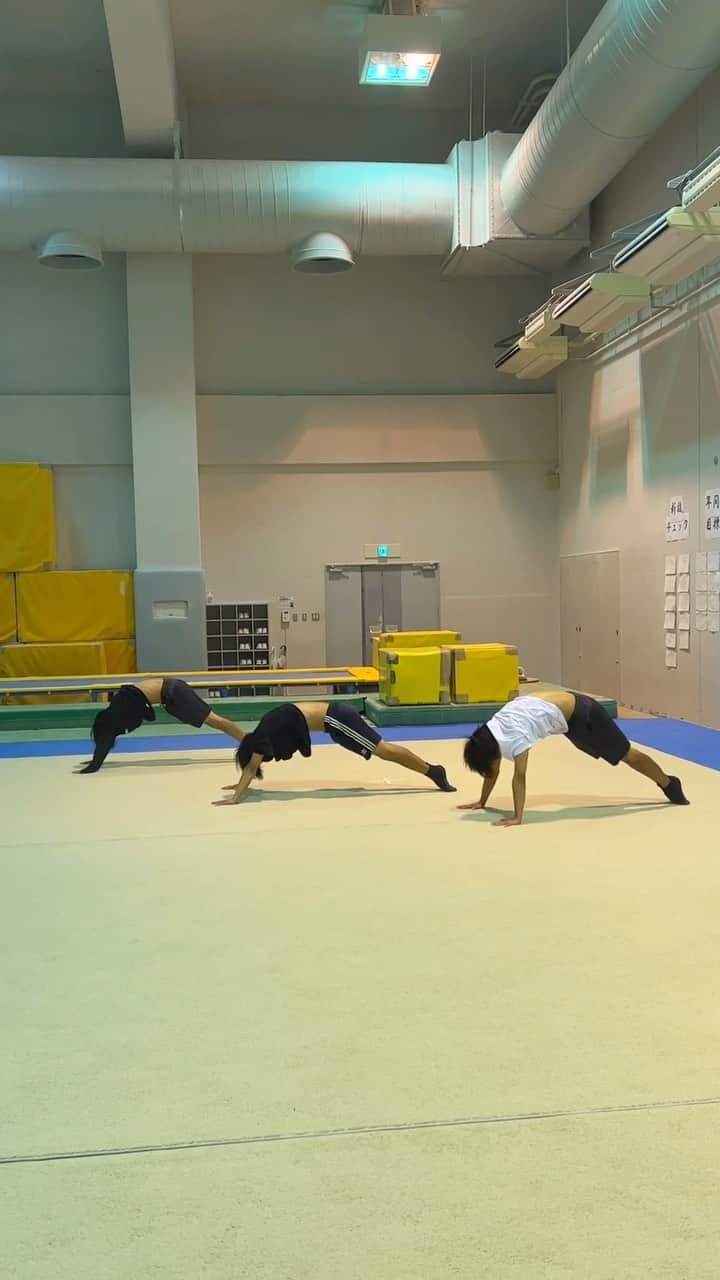 佐藤三兄弟のインスタグラム：「伏臥🔥💪  #佐藤三兄弟 #一卵性 #三つ子 #アクロバット #男子新体操 #triplets #acrobat #rhythmicgymnastics」