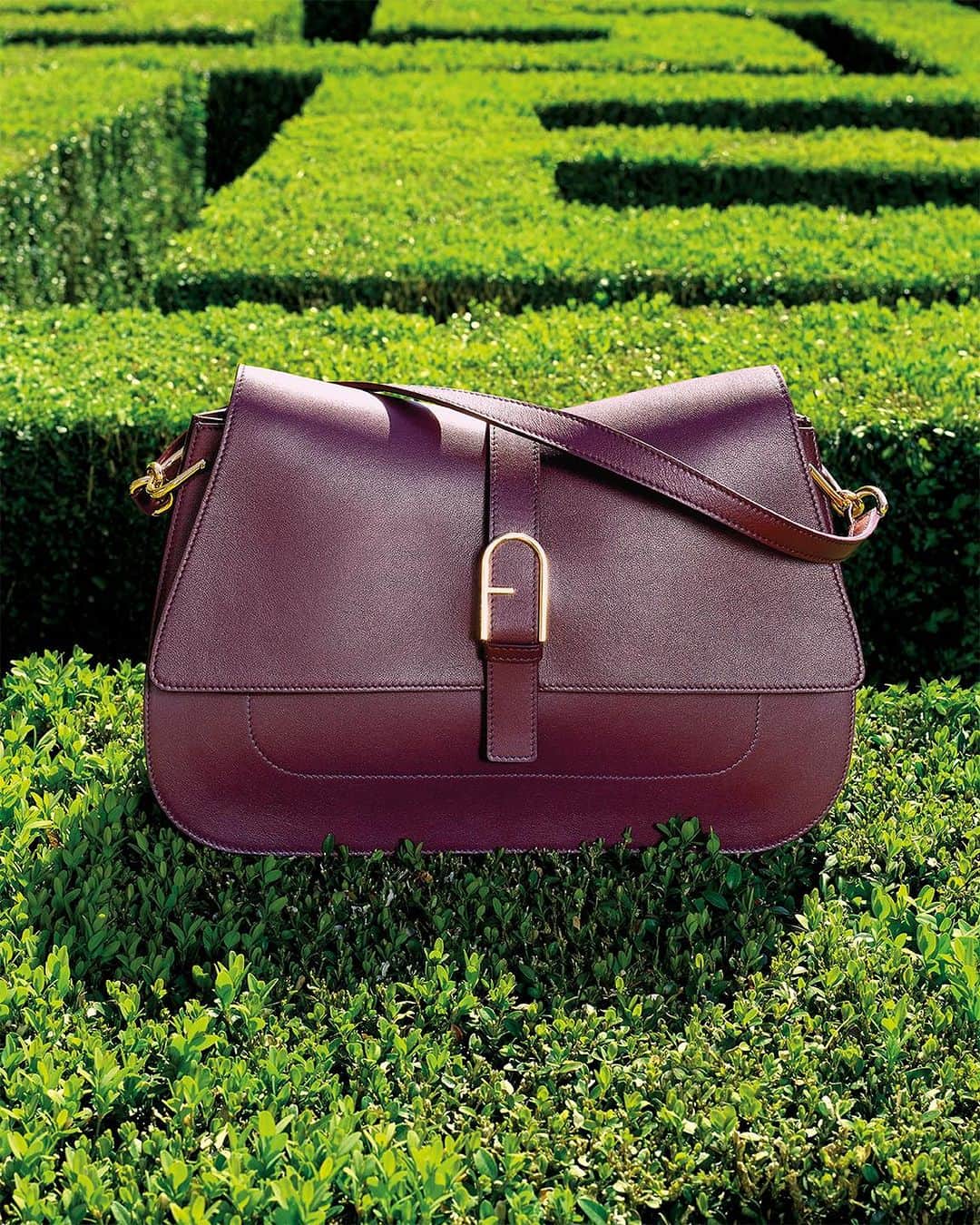 フルラのインスタグラム：「𝒢𝒾𝒶𝓇𝒹𝒾𝓃𝒾 𝒶𝓁𝓁’𝒾𝓉𝒶𝓁𝒾𝒶𝓃𝒶 and Furla Flow: where the ℰ𝓁𝑒𝑔𝒶𝓃𝓏𝒶 of sleek architectures takes center stage, both in nature and craftsmanship.  #ItalybyFurla #FurlaFW23  Photographer: Koto Bolofo (@kotobolofo) Art Direction and graphic design by Roberto Da Pozzo (@roberto_da_pozzo)」