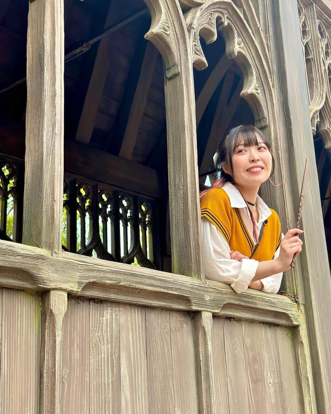 白井佑奈のインスタグラム：「🧹  ワーナー ブラザース スタジオツアー東京 ‐ メイキング・オブ・ハリー・ポッターに行ってきたよ〜😍    私なりの体験記をまとめていくよ✏️💗  今回はツアーについて！      *☼*―――――*☼*―――――*☼*    ツアーの中はまるで博物館✨    ハリーポッターの建物がどうやって作られたのか？とか    衣装の色はどうやって決めてるのか？とか    映画のセットももちろん完璧に再現されてるの😍    動く階段もちゃーんと、動く！    動く肖像画に自分自身もなれる体験が出来てとっても面白いよ💗    *☼*―――――*☼*―――――*☼*     続きはまたの投稿で💗     🏠 ワーナー ブラザース スタジオツアー東京 ‐ メイキング・オブ・ハリー・ポッター 📍豊島園駅 ⏰ 8:30~22:00(日により異なる)  ＊＊＊＊＊＊＊＊＊＊  お仕事依頼はDMへ💌💭 ＊＊＊＊＊＊＊＊＊＊      #ワーナーブラザーズスタジオツアー#ワーナーブラザーズスタジオツアー東京#ワーナーブラザーズスタジオツアーメイキングオブハリーポッター#ハリーポッター#ハリーポッタースタジオツアー#ハリーポッターカフェ#ハリーポッターコーデ#ハッフルパフコーデ#ハリーポッターコスプレ#ハッフルパフコスプレ#ハリポタツアー#豊島園#としまえん#東京お出かけ#雨の日デート#雨の日の過ごし方#tokyo#harrypotter#harrypotterworld#harrypotterstudio#harrypotterstudiotour#harrypotterstudiotourtokyo」