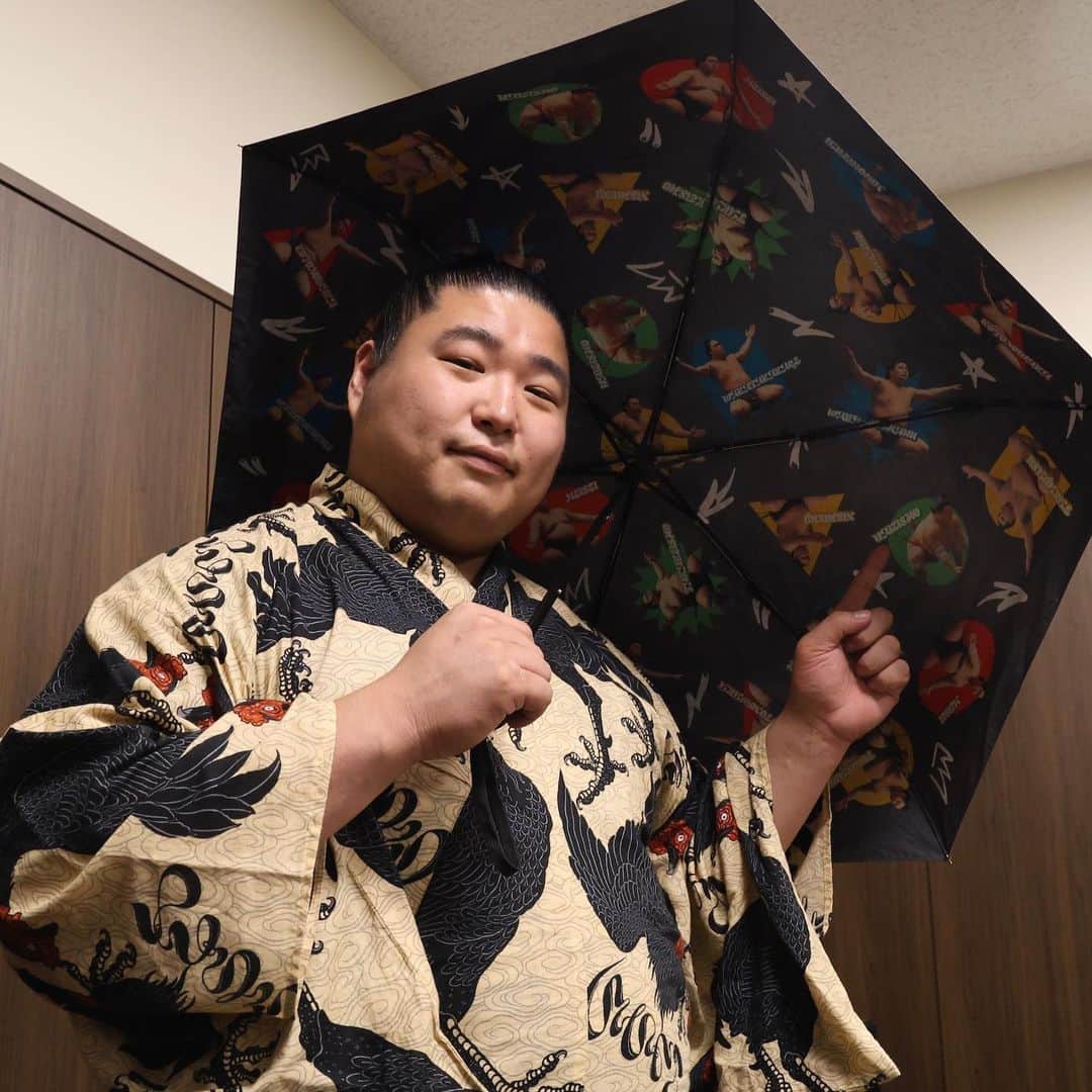 日本相撲協会さんのインスタグラム写真 - (日本相撲協会Instagram)「ファンクラブ限定グッズ 撮影オフショット  今回新たに登場した、サンシェードと折りたたみ傘。 グッズを持って撮影したところ、名カメラマンが続出!?  豊昇龍は琴ノ若のベストポジションを探ります。 錦木は笑顔を引き出すのが上手です！ そんな様子を少しだけお届け。  グッズは十両（無料）コース以上のファンクラブ会員様なら購入できます！ 詳しくは「大相撲公式ファンクラブ」で検索。  @sumokyokai #sumo #相撲 #力士 #お相撲さん #ファンクラブ #大相撲ファンクラブ #fc #japan #japanculture #グッズ #豊昇龍 #若元春 #琴ノ若 #錦木」9月6日 19時02分 - sumokyokai