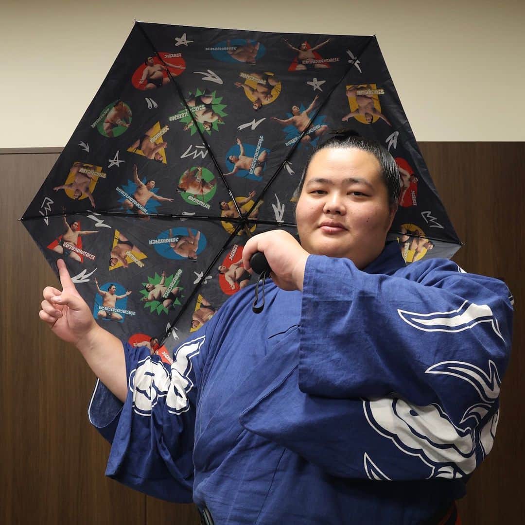 日本相撲協会さんのインスタグラム写真 - (日本相撲協会Instagram)「ファンクラブ限定グッズ 撮影オフショット  今回新たに登場した、サンシェードと折りたたみ傘。 グッズを持って撮影したところ、名カメラマンが続出!?  豊昇龍は琴ノ若のベストポジションを探ります。 錦木は笑顔を引き出すのが上手です！ そんな様子を少しだけお届け。  グッズは十両（無料）コース以上のファンクラブ会員様なら購入できます！ 詳しくは「大相撲公式ファンクラブ」で検索。  @sumokyokai #sumo #相撲 #力士 #お相撲さん #ファンクラブ #大相撲ファンクラブ #fc #japan #japanculture #グッズ #豊昇龍 #若元春 #琴ノ若 #錦木」9月6日 19時02分 - sumokyokai