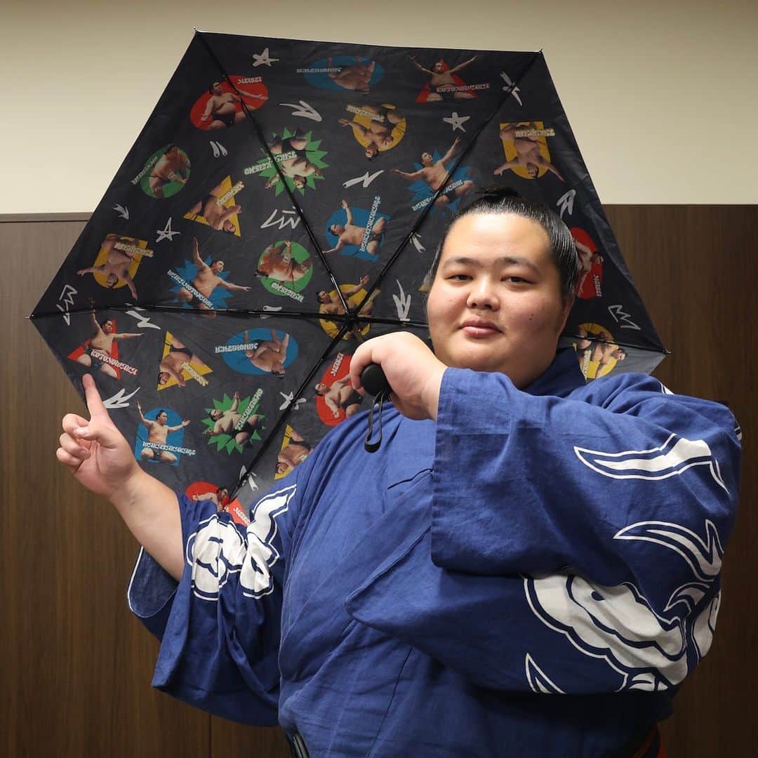 日本相撲協会さんのインスタグラム写真 - (日本相撲協会Instagram)「ファンクラブ限定グッズ 撮影オフショット  今回新たに登場した、サンシェードと折りたたみ傘。 グッズを持って撮影したところ、名カメラマンが続出!?  豊昇龍は琴ノ若のベストポジションを探ります。 錦木は笑顔を引き出すのが上手です！ そんな様子を少しだけお届け。  グッズは十両（無料）コース以上のファンクラブ会員様なら購入できます！ 詳しくは「大相撲公式ファンクラブ」で検索。  @sumokyokai #sumo #相撲 #力士 #お相撲さん #ファンクラブ #大相撲ファンクラブ #fc #japan #japanculture #グッズ #豊昇龍 #若元春 #琴ノ若 #錦木」9月6日 19時02分 - sumokyokai