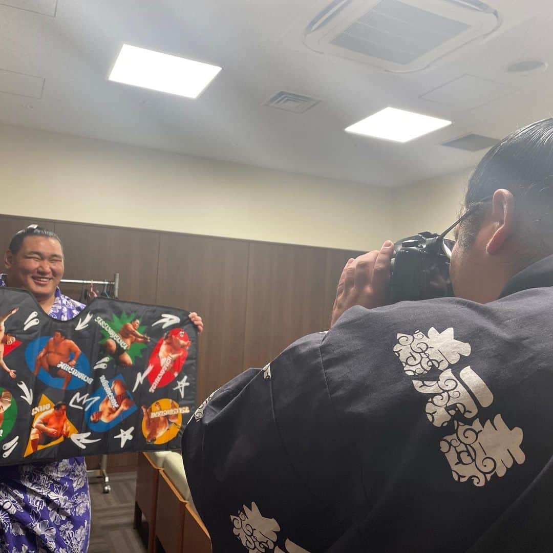 日本相撲協会さんのインスタグラム写真 - (日本相撲協会Instagram)「ファンクラブ限定グッズ 撮影オフショット  今回新たに登場した、サンシェードと折りたたみ傘。 グッズを持って撮影したところ、名カメラマンが続出!?  豊昇龍は琴ノ若のベストポジションを探ります。 錦木は笑顔を引き出すのが上手です！ そんな様子を少しだけお届け。  グッズは十両（無料）コース以上のファンクラブ会員様なら購入できます！ 詳しくは「大相撲公式ファンクラブ」で検索。  @sumokyokai #sumo #相撲 #力士 #お相撲さん #ファンクラブ #大相撲ファンクラブ #fc #japan #japanculture #グッズ #豊昇龍 #若元春 #琴ノ若 #錦木」9月6日 19時02分 - sumokyokai