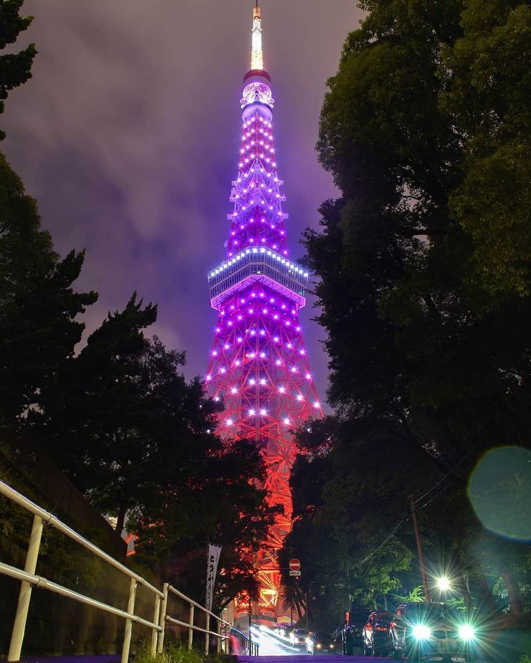 東京タワーさんのインスタグラム写真 - (東京タワーInstagram)「. 毎週月曜日20時〜22時まで 2時間限定で点灯する インフィニティ・ダイヤモンドヴェールの レギュラーライトアップ✨   一昨日は、9月のカラー  秋草色（Autumn Purple）の初日でした！   ということで、Your Tokyo Tower🗼 から 秋草色の東京タワーをご紹介🖐️   本日は、紫がお好きだという @you.itabashi さんのお写真です！   紫は、高貴な色とも言われますが 紫色に輝く東京タワーは、どこか 気高い印象を感じさせてくれますよね✨   素敵なお写真をありがとうございました😊  --------------------------------  【 お知らせ 】  ■ Your Tokyo Tower 🗼  # your_tokyotowerで あなたの東京タワーをリポスト！  @tokyotower_official の タグ付けをしてくれると見つけやすいよ！  皆様からの投稿 どしどしお待ちしております！  ■ 公式LINE  東京タワー公式LINEでは 東京タワーのイベント情報を お届けしています！  詳細はプロフィールにあるリンクから↓ @tokyotower_official  --------------------------------  #東京タワー #東京タワー🗼 #tokyotower  #tokyotower🗼  #ライトアップ #lightup」9月6日 19時02分 - tokyotower_official