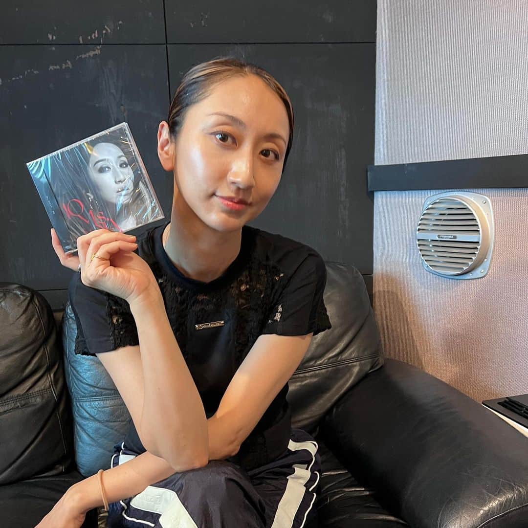 Ms.OOJAのインスタグラム：「ALBUM「40」発売日 やっと全曲みんなの元へ届いて嬉しい✨✨  特設ページにセルフライナーノーツをアップしてるから是非読んでね✨👍  どの曲が好き？？  #msooja #40」