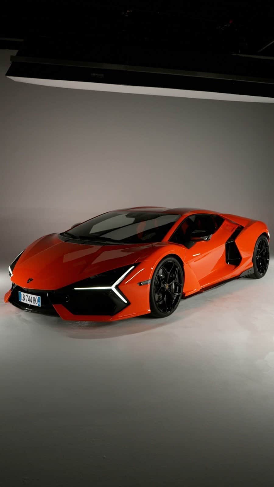 ランボルギーニのインスタグラム：「Revuelto is pure adrenaline. Every detail releases a different emotion. It creates electric impacts of pure energy.  #Lamborghini #Revuelto #FromNowOn __ The vehicle is not yet offered for sale and is therefore not subject to Directive 1999/94/EC. The fuel consumption and emissions data is in the type approval stage」