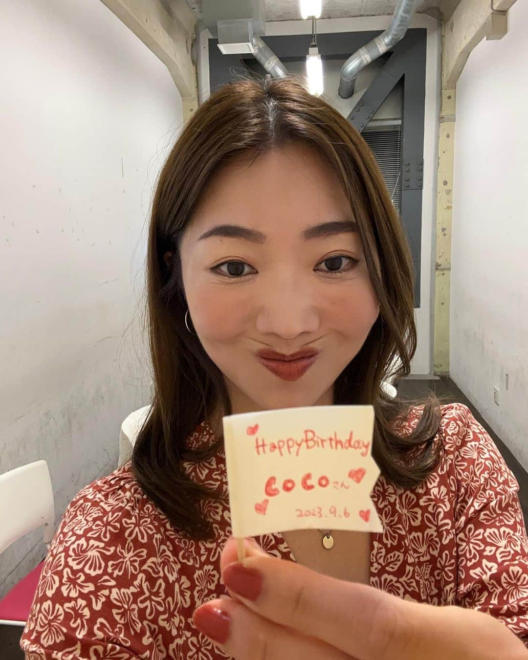 CRAZY COCOさんのインスタグラム写真 - (CRAZY COCOInstagram)「Thank you for your birthday wishes 🫶🌈 I officially became naughty 37 today 💁‍♀️💁‍♀️💁‍♀️  I’ll keep doing what I love and loving what I do ✨✨✨  本日、正式に37歳。 そう、ミンナ（37）のCOCOになれて幸せです🌈←は？笑  今私がこの道に真っ直ぐ立っていられるのは 応援して下さる皆さん 一緒にお仕事をさせて頂いた方々 遠くや近くで見守ってくれる家族友人 そして何よりも 私を産んでくれたまさこちゃんのお陰です🥹  この一年も愛情たっぷり感謝たっぷり❤️‍🔥 伝える事を忘れずに進んで行きます🫶 いつもありがとう！！！ Love xoxo  #口皺特濃女 #誕生日の今日は仕事前にまさこちゃんと映画デート #からの吉本本社着いたらマネージャーからのプレゼント #うれしょんすぎ #視座を高めて行けるように37歳もがんばるやっしー」9月6日 19時05分 - crazycoco0906