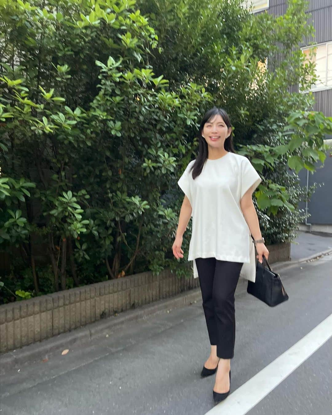 上野仁美のインスタグラム：「. ⁡ 主人と二人で久しぶりに👫 でも、会話の内容は8割娘の話。(👉きっと皆さんあるある) ⁡ ⁡ 結局バタバタとして、支度に時間を割けず いつもの組合せに😅 せめても。と、久しぶりにヒールを。 ⁡ ⁡ あ。新しいお靴欲しいスイッチ入った👠 ⁡ ⁡ tops... @lephil_official #lephil  shoes... @manoloblahnik #manoloblahnik  ⁡ #コーデ #骨格ウェーブ #骨格ウェーブコーデ #夫婦デート #ブレてるくらいがちょうどいい」