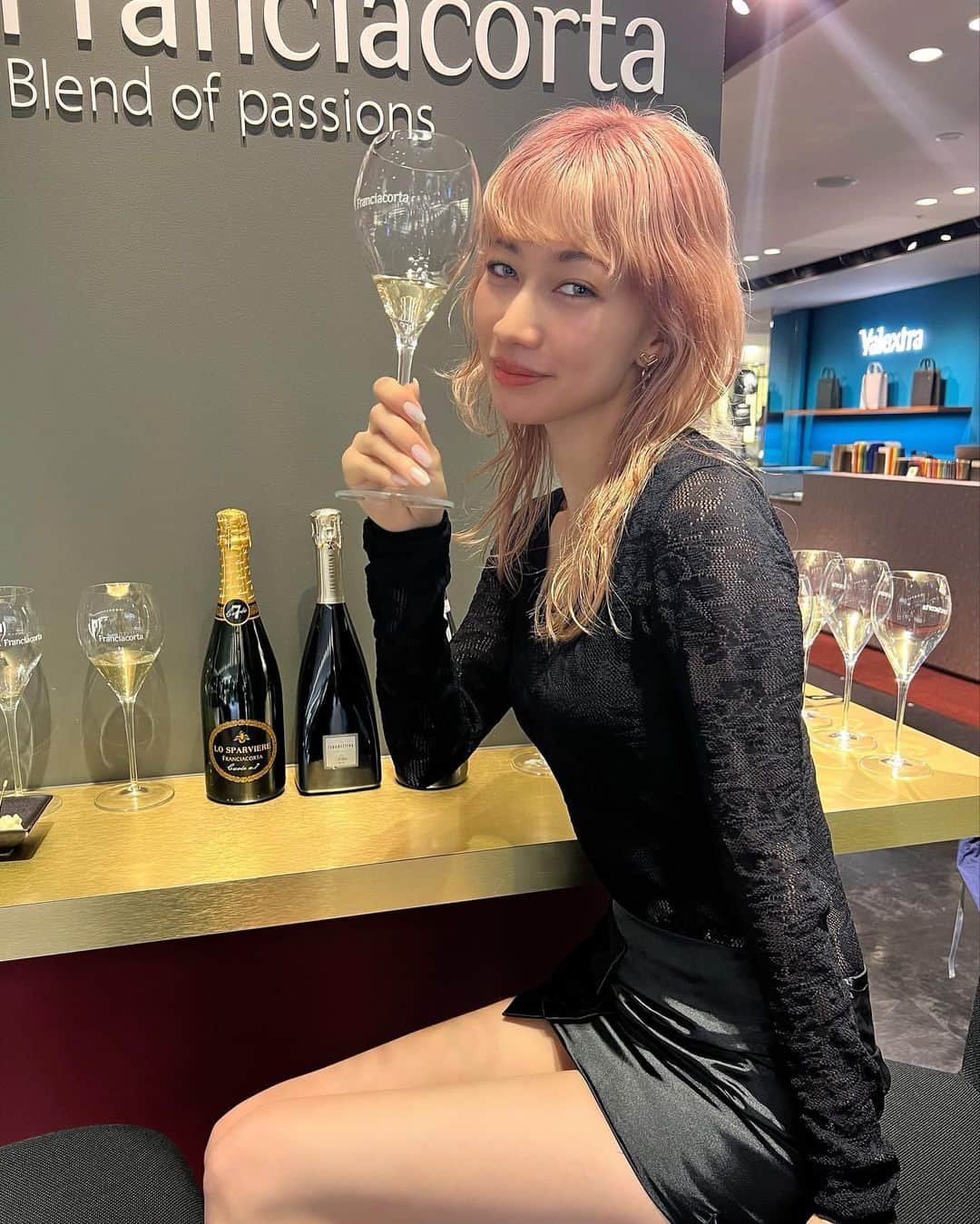 のインスタグラム：「@franciacorta 🥂💓  阪急メンズ東京の3階でイタリアで唯一の伝統的な瓶内二次発酵方式で造られるプレミアムなスパークリングワインの試飲にエマと行ってきたよ💕  糖分添加作業『ドサージュ』をせずに、ブドウ本来の甘味のみで造る「ドサッジョ ゼロ」のワインは、辛口ですっきりとした味わいが特徴で、ヘルシー🌿  Satenのボトルはがとっても素敵で、味わいもタイプで泡も細かく美味しかったです🫠  #franciacorta #スパークリングワイン　#ワイン好き　#ワインバー　#イタリアワイン」