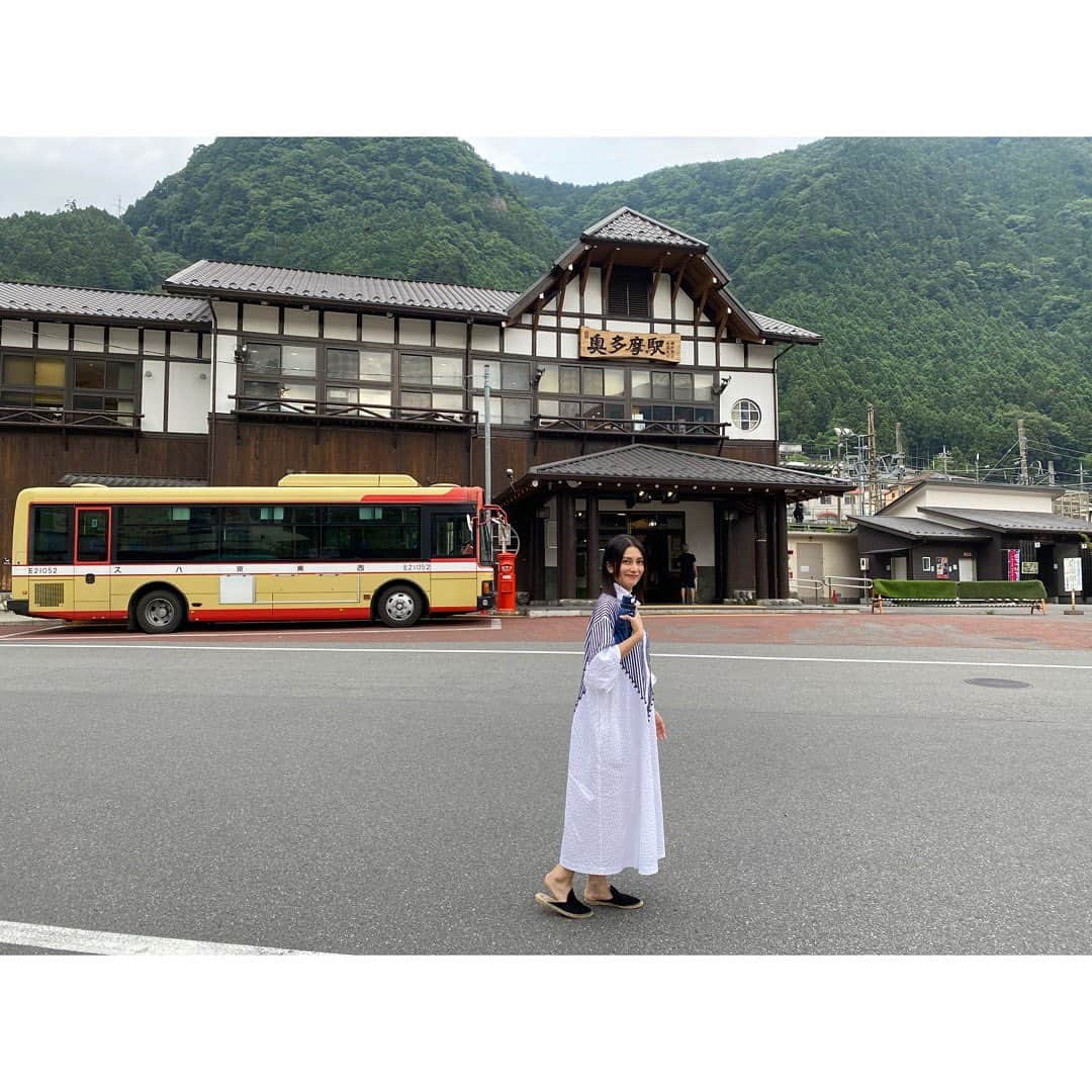 柴咲コウさんのインスタグラム写真 - (柴咲コウInstagram)「「Discover Japan」の取材で東京の多摩エリアへ行ってきました。 都心からおよそ90分というアクセスとは信じられない程に広がる、深く美しい自然🌲🌳🍃  木のぬくもりを素手で、 時には足で感じ。 川のせせらぎを聴きながら絶景を堪能。  喧噪という言葉からかけ離れた空間でいただける、こだわり抜いた美味しいビール。  奥多摩。プライベートでも以前訪れたことはあるけれど、ますます深掘りしたい場所リスト入りに📝  詳細は9月6日発売のDiscover Japan10月号をご覧ください。  #DiscoverJapan #多摩エリア #奥多摩」9月6日 19時10分 - ko_shibasaki