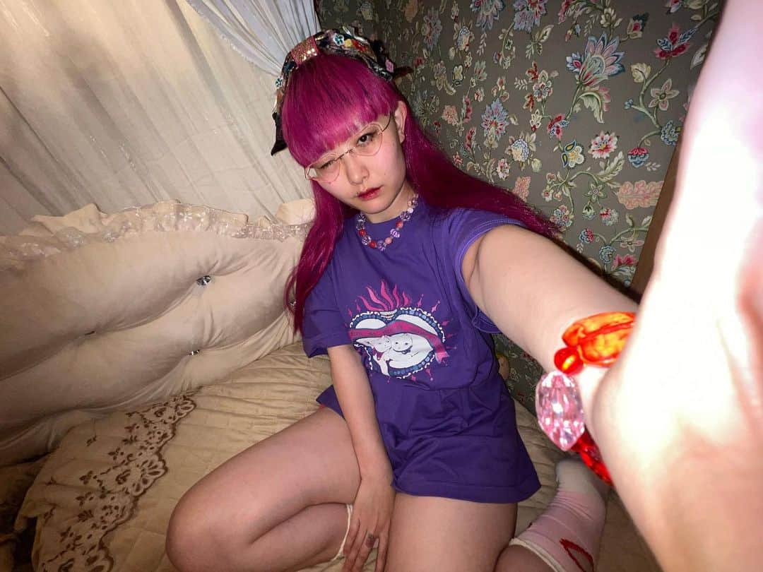 millnaのインスタグラム：「こんにちは‼️かわいい私です‼️ 20kg太って… 160cm66kgになりました‼️ ダイエット、はじめ  ません‼かわいいし🎶  🔮  実は20kg太ったとき、最初は、 すごい怖かった。 ネットでめちゃくちゃ叩かれるんじゃないかと思って。  でも別に全然叩かれなかったし、 逆にちゃんとご飯が食べられるようになったことを喜んでくれる人が多くて。 確かに、よくyoutubeでも食事は苦痛でしかないって言っちゃってたもんな…。  なんなら、露骨にガリガリだった頃より体型のことdisられる機会も減って。びっくりした。  私が怯えてきたものはなんだったんだろう。  🔮  実際、痩せてた頃はかなり自分の体型に対して狭量で、着太りするのが怖くて選べない服がたくさんあった。 写真3枚目。 ここまで痩せてるのに、私の二の腕ブヨブヨすぎ絶対見せられない！！とか思ってた。 やべ〜。  🔮  体型のことは本当に、みんなにとってしんどいんだな、と思う。 私は元々、BMI18。明らかにガリすぎて生理止まったりもしてたのに、それでも、デブとか言ってくる人は全然いた。 でも、ここで大事なのは、 じゃあどこまで痩せればいいんだ…ではなく、 人の身体を叩くクソ野郎に愛されても仕方ないんだから完全にガン無視でオッケーということです！！！！！！！！！！  🔮  どう見ても標準カメラ無加工の写真を平気で載せてるのもウルトラ自己肯定感ポイント‼️  ネットの女の子みんな可愛いから昔は私もめちゃくちゃ加工してたけど、なんかもうどーでもいいかなって… 私が私にとって可愛ければそれで✌️  #millnatext  @mi_te_yo   #ファッション #ダイエット」