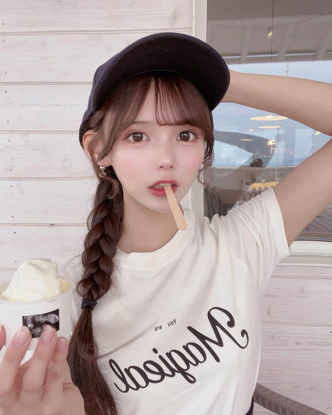 朝丘さくらのインスタグラム：「最近アイス1日1個食べちゃう🍨 みんなのおすすめ教えて〜！♡」