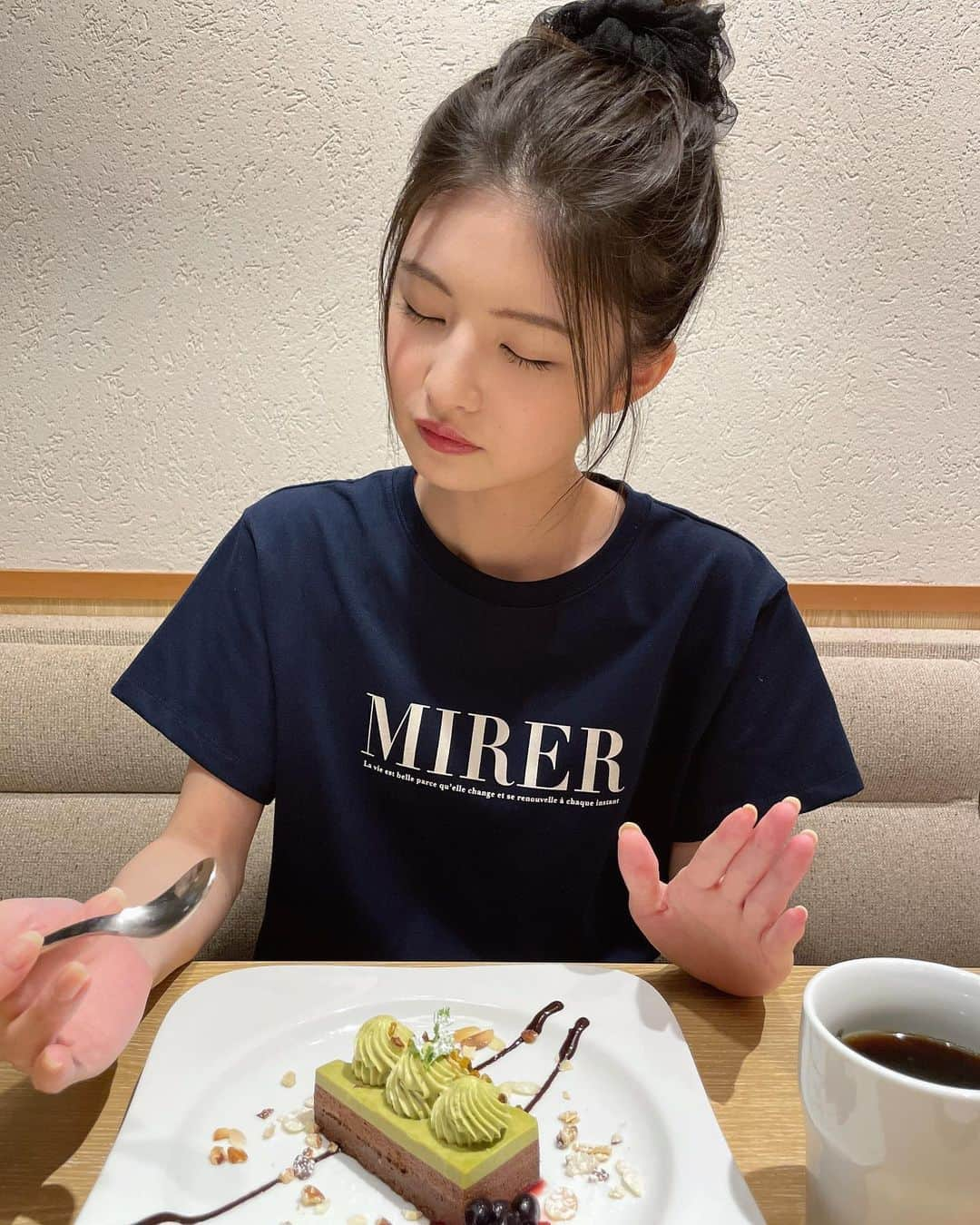 大隣望鈴のインスタグラム：「これもフォルダにあったので載せておきます(*^^)  ケーキが美味しすぎて、一旦冷静になっている様子です👼🏻」