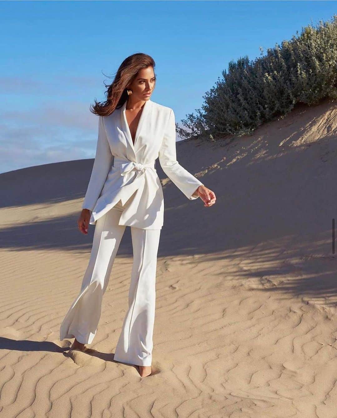 ドナ・フェルドマンのインスタグラム：「“Sometimes the most scenic roads in life are the detours you didn’t mean to take”  #sanddunes #editorial #coverstory @retreatmagazine @greghinsdale @whitemonkeystyle @willcarrillo」