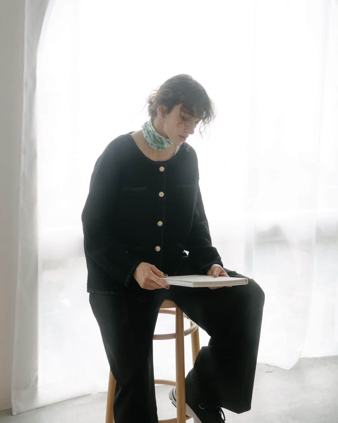 douxarchivesのインスタグラム：「@douxarchives.official 【23aw look掲載】  シーズンlook公開中📖´- プロフィールのリンクからご覧いただけます  item ︎︎︎︎︎︎☑︎ パイピングニットジャケット ￥9,900 税込 ︎︎︎︎︎︎☑︎ ウエスト細見え２タックパンツ ￥11,000 税込   #douxarchives  #ドゥアルシーヴ   #秋服  #秋服コーデ  #ニット  #ニットカーデ  #ブラックコーデ   #大人カジュアル  #オトナカジュアル  #カーディガン」