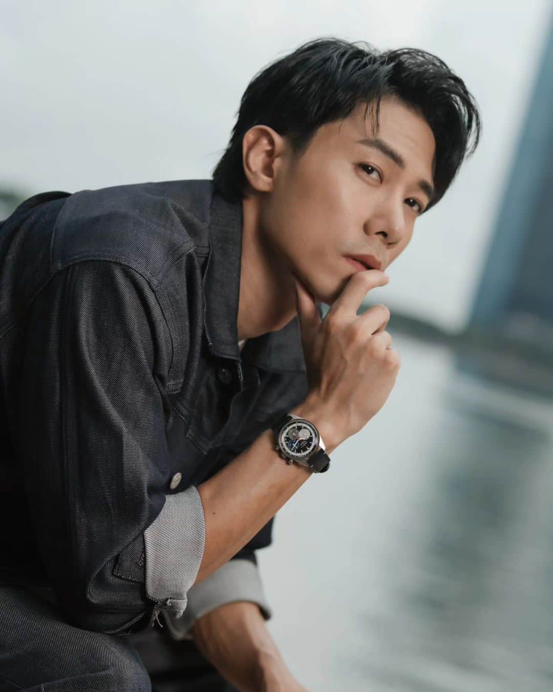 デスモンド・タンのインスタグラム：「Embracing every second in the heart of the city's rhythm, just like my craft on the stage. The new Zenith #ChronomasterOriginal - a timeless masterpiece that mirrors my urban chic style and dedication to precision. 🎬 🏙️  #Zenith #ZenithWatches #ZenithChronomaster #Chronomaster #ElPrimero #Chronograph #WatchOfTheDay」