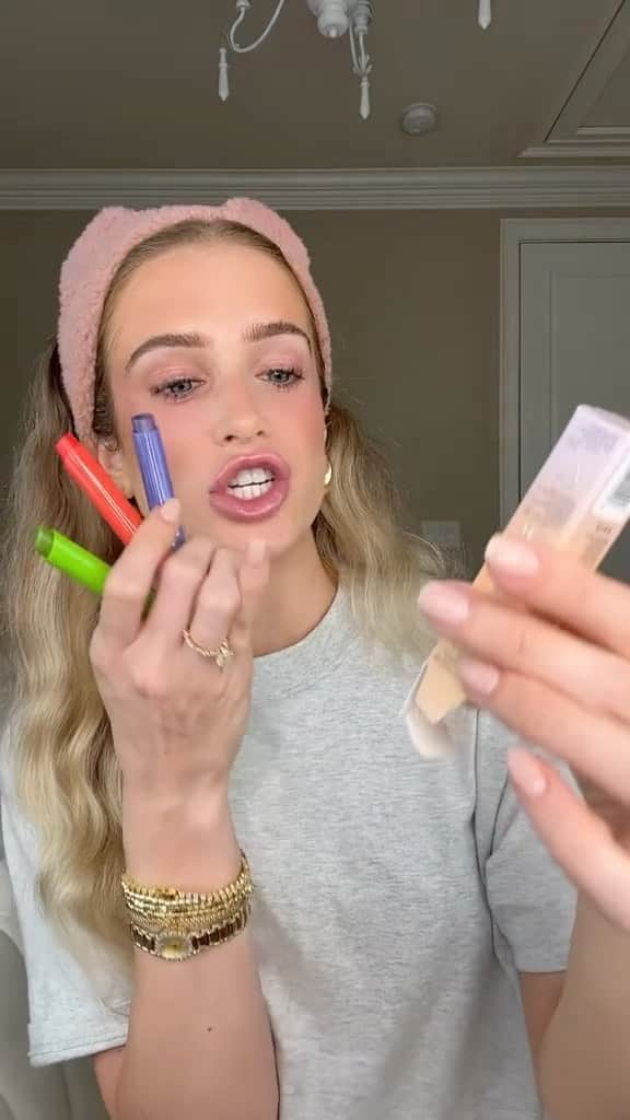 Huda Kattanのインスタグラム：「If you’re all about glossy, hydrated lips that steal the spotlight, then what are you waiting for? 🤔  Grab our NEW GloWish Super Jelly Lip Balms... like, RN! 🏃🏽‍♀️  ❤️: @sarah_wolak looks stunning in ‘Goji Berry.’ #hudabeauty #glowishbyhudabeauty #makeup」