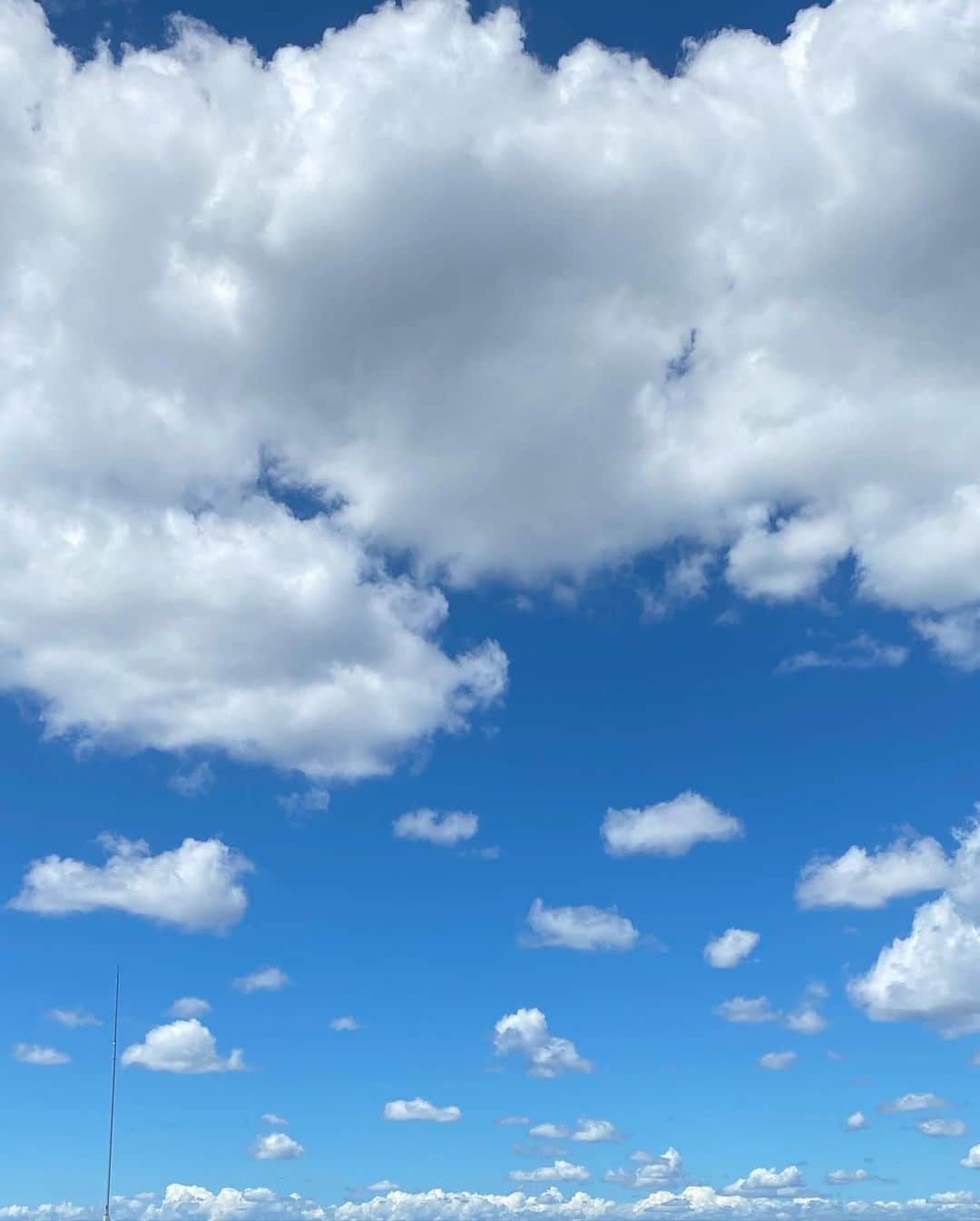 安斉奈緒美さんのインスタグラム写真 - (安斉奈緒美Instagram)「夏の空はいろんな表情してくれてそれだけで楽しかったな〜🫶🏽  海から見るグラデーションの空もビルの隙間から見える夏の雲もすごく好きっ☁️  最後のはどでかい🐩が現れたときの🤣見えるよね？？？」9月6日 19時32分 - naomiyogachan