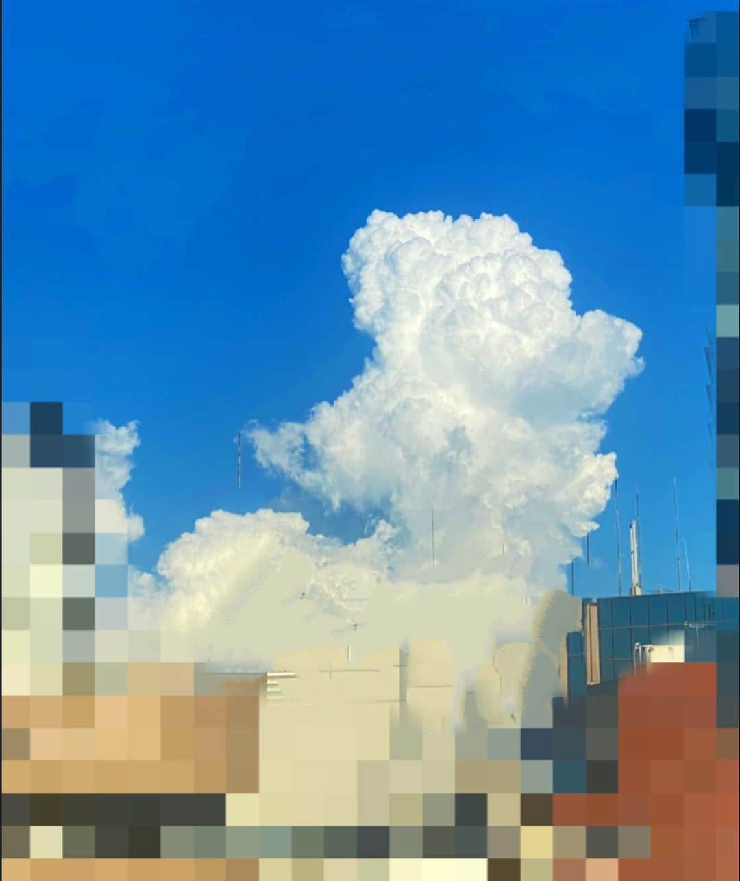 安斉奈緒美さんのインスタグラム写真 - (安斉奈緒美Instagram)「夏の空はいろんな表情してくれてそれだけで楽しかったな〜🫶🏽  海から見るグラデーションの空もビルの隙間から見える夏の雲もすごく好きっ☁️  最後のはどでかい🐩が現れたときの🤣見えるよね？？？」9月6日 19時32分 - naomiyogachan