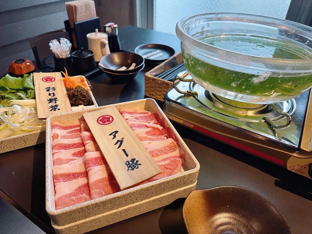 瀬戸サオリのインスタグラム：「宮古島Trip✈️👨🏻👦🏻👱🏻‍♀️🏝️  美味しすぎたしゃぶしゃぶ🐖 民謡居酒屋🏮行ったり 癒された〜〜🤍🩶🩵  島の方達みんな 優しくてだいすき🥰」