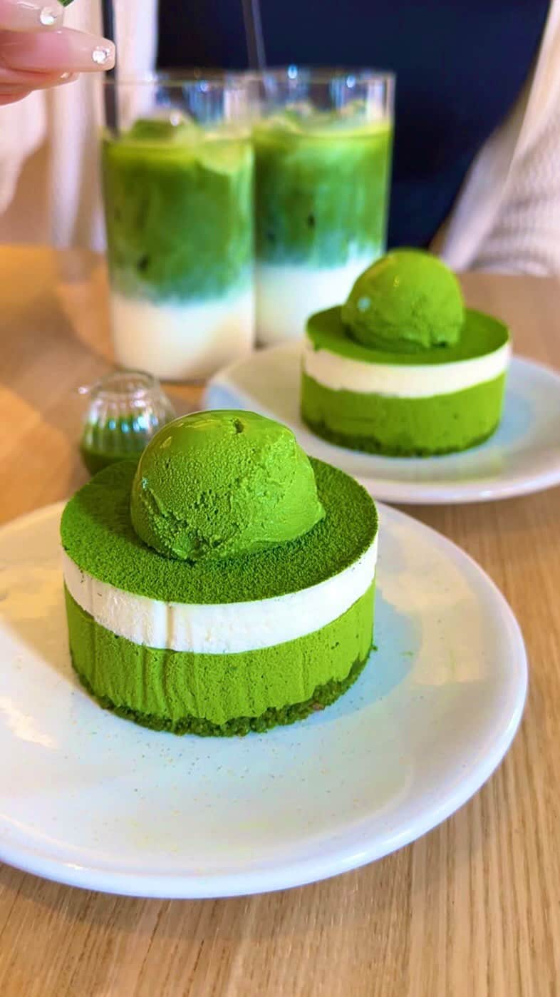 のインスタグラム：「🍵東京で一番濃厚な抹茶チーズケーキ🍵 ㅤㅤㅤㅤㅤㅤㅤㅤㅤㅤㅤㅤㅤ 代々木上原にあるIPPUKU&MATCHAさん(@ippukuandmatcha_uehara)の 「抹茶チーズケーキ」890円 「自家製抹茶アイス追加」150円 「濃い抹茶ソース追加」50円 ㅤㅤㅤㅤㅤㅤㅤㅤㅤㅤㅤㅤㅤ 代々木上原駅から徒歩3分ほどにあるIPPUKU&MATCHAさんは宇治抹茶を使用したスイーツとドリンク専門店！ ㅤㅤㅤㅤㅤㅤㅤㅤㅤㅤㅤㅤㅤ 今回は抹茶チーズケーキを注文🧀🍃 ㅤㅤㅤㅤㅤㅤㅤㅤㅤㅤㅤㅤㅤ これは抹茶入りのザクザククッキー生地を土台に、レアチーズと抹茶レアチーズを2層仕立てにして、上から抹茶をふりかけた抹茶づくしのチーズケーキ！ ㅤㅤㅤㅤㅤㅤㅤㅤㅤㅤㅤㅤㅤ お好みで自家製濃厚抹茶アイスをのせてもらったり、追い抹茶ソースを追加して注文することもできます！ ㅤㅤㅤㅤㅤㅤㅤㅤㅤㅤㅤㅤㅤ 白いレアチーズ層はほどよい酸味があってさっぱりめの味わい、これが抹茶レアチーズ層のがつんと抹茶感がある風味をしっかり引き立ててくれてバランスがめっちゃいい🤤🤤 ㅤㅤㅤㅤㅤㅤㅤㅤㅤㅤㅤㅤㅤ 追加できるアイスとソースはどちらもかなり濃いめなので、濃い抹茶が大好きって人だけが注文した方がいいかも！ ㅤㅤㅤㅤㅤㅤㅤㅤㅤㅤㅤㅤㅤ 一緒に頼んだアイスの抹茶ラテも宇治抹茶の風味や香りをしっかり感じられる本格的な味わいでおいしかったです🍵 ㅤㅤㅤㅤㅤㅤㅤㅤㅤㅤㅤㅤㅤ 日本橋にも店舗があって共通のメニューもあるけど、このチーズケーキは代々木上原店でしか食べれないので注意！ ㅤㅤㅤㅤㅤㅤㅤㅤㅤㅤㅤㅤㅤ おすすめ！！ ㅤㅤㅤㅤㅤㅤㅤㅤㅤㅤㅤㅤㅤ —————————————— 📍東京都渋谷区上原3-44-11 高宏ビル B1F ⏰11:00〜18:00 🛌月曜定休(月祝の場合は翌火曜休み) 🚃代々木上原駅から徒歩3分 —————————————— #東京グルメ #東京カフェ #代々木上原グルメ #代々木上原カフェ #ippukuandmatcha #抹茶 #チーズケーキ #matcha #tokyo #japan   #東京観光 #東京旅行 #東京 #代々木上原 #渋谷グルメ #渋谷カフェ #カフェ巡り #カフェ好きな人と繋がりたい #ごはん記録 #japantravel #japantrip #instafood #japanesefood」