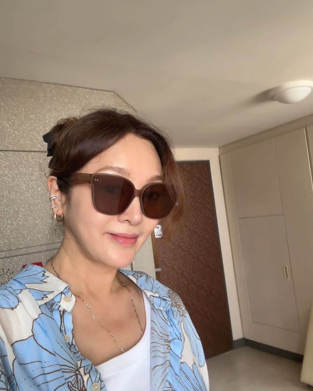 イ・スンヨンのインスタグラム：「오랫만에 이민수피디와 예쁜 와이프영주님과 @우마이  에서 점심식사   언제봐도 즐거운 사람들  오래오래 행복하시구요  즐겁게 일하자구요~~!!♡♡♡  부랴부랴  대전 카이스트 본원으로   지식재산전략최고위과정 AIP 14기로 입학   멋진분들과 최고위과정으로 얼심히 공부해서 멋진결과 만들어볼께요   열정을 빨강가디건으로 표현해보다 더워죽는줄 ㅋㅋ  감사히 열공하겠습니닷~~---♡♡♡  #하루빨리마고오픈할께요 #바스틀리인증하시고선물받으셔요 #KAIST-AIP #내인생에카이스트라니 #열공해서 #빛나는마고샵만들어볼께요💎💎💎💜🙏💗🤣」
