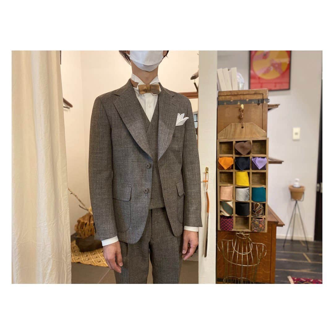 life_style_orderさんのインスタグラム写真 - (life_style_orderInstagram)「< beige × 3pc >  無染色のアンダイドウールを使用した1着。  ツイードのような粗野な質感と、無染色の独特な色合いが特徴です。  クラシックな素材にカジュアルなディテールで素敵な1着。  ※9/7(木)定休日となります  小物はオンラインショップにて📱 LSOMARKET >>> https://shop.lifestyleorder.com  ------------------------- 11:00-19:00 月曜・木曜定休日 完全予 ※HPのコンタクトフォームよりお願いします -----------------------------------------  #lifestyleorder #ライフスタイルオーダー #ウェディングスーツ #成人式スーツ #プレ花嫁 #新郎衣装 #タキシード #フォトウェディング #ウェディングフォト #オーダータキシード #2023秋婚 #2023冬婚 #2024春婚 #スーツスタイル #ジャケットスタイル #コートスタイル #オーダースーツ白金台 #蝶ネクタイ #ボウタイ」9月6日 19時27分 - life_style_order