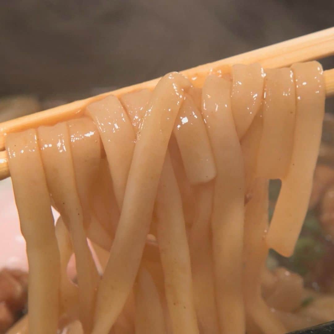 テレビ西日本「ももち浜ストア」さんのインスタグラム写真 - (テレビ西日本「ももち浜ストア」Instagram)「🍽📺 #今日のももち浜ストア   9/6(水)『うどんMAP』では、 アキラくん ( @akira_okazawa )が #水巻町 の 「麺屋一期」と #岡垣町 の 「和麺 S.A.K.U.R.A.～桜～」を訪問😋✨ 　 　 🌟 #ももち浜ストアの遠賀エリアPICKUP 🥢 #ももち浜ストアのうどん特集 　 　 ✡ 麺屋一期《 @menyaichigo 》 📍福岡県遠賀郡水巻町梅ノ木団地41-5 【営業時間】平日10:30～15:00 / 土日祝6:30～15:00 【定休日】火曜 ライフガーデン水巻の目の前にあるうどん店 なんと土日祝日はあさ6時半オープン！   🥢 #ベストマッチうどん 750円(税込み) ☑️具材はごぼう天と肉 アクセントにブラックペッパー ☑️溶かしバターに卵黄を混ぜ合わせ麺に絡めている ☑️生地を1日以上熟成させ 注文をうけてから打つこだわりの自家製麺   🍚 #巻きいなり 250円(税込み) ☑️1口サイズで食べやすくかわいい断面😋 　   　 ✡ 和麺 S.A.K.U.R.A.～桜～ 📍福岡県遠賀郡岡垣町野間3-6-26 【営業時間】11:00～14:00 / 17:00～22:00 【定休日】月曜  中洲の寿司職人だった店主が独立しオープン 昼はうどん店、夜はうどん居酒屋として営業  〈夜限定〉 🥢 #おでん出汁で作ったカレーうどん 770円(税込み) ☑️うどん出汁に甘味を加え さらにおでんの具材の出汁が加わるため深い味わいに！   🍢おでん 各154円(税込み) なす/チーズ巾着/里芋 など変わり種のメニューも豊富 　   次回は『 #上毛町 』からスタート予定！ 果たしてどんなうどんが登場するのか⁉️おたのしみに👀　     📺「うどんの人」 #岡澤アキラ( @akira_okazawa )が 福岡県内のうどん店を巡る「うどんMAP」は、 ももち浜ストア内で"毎週水曜日"に放送中！！ “ #うどん愛 ”あふれる 食べっぷりにも注目です😋   ※掲載の情報は全て放送時点での情報です。提供内容や金額が 変更となっている可能性がございますのでご了承ください。   ＝＝＝＝＝＝＝＝＝ [ももち浜ストア] ▪︎TNC テレビ西日本 ▪︎毎週月-金 9:50〜 『LIVE　福岡』を合言葉に、福岡の旬な出来事を #ももち浜 から さらに早く、より楽しく、わかりやすくお届けします！ ＝＝＝＝＝＝＝＝＝   #ももち浜ストア　#岡澤アキラ　 #福岡うどん #博多うどん #福岡グルメ #福岡ランチ #福岡ごはん #遠賀郡グルメ  #遠賀郡ランチ #麺屋一期 #水巻町 #水巻グルメ #和麺SAKURA #和麺桜 #岡垣町 #岡垣町グルメ」9月6日 19時28分 - momochihamastore8