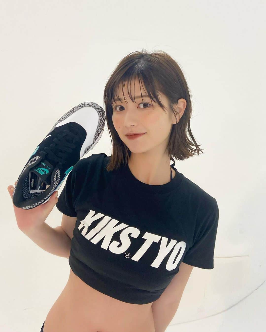 冴木柚葉のインスタグラム：「. 週プレ、チェックしてくれましたか？🤭 こちらはオフショットたち✌️  『KIKS✖︎週プレコラボTシャツ』が 抽選で30名様に当たります！！✨ 9/4(月)発売の週プレについてる応募券で是非是非ご応募ください！！  そして！ 確実にゲットしたい方には、 10月20日〜10月29日の期間限定で KIKS公式サイトから受注販売もあります🔥  どんな写真がプリントされるのかは、 週プレ本誌をチェックしてね😁✌️  #kikstyo  #週刊プレイボーイ #週プレ」